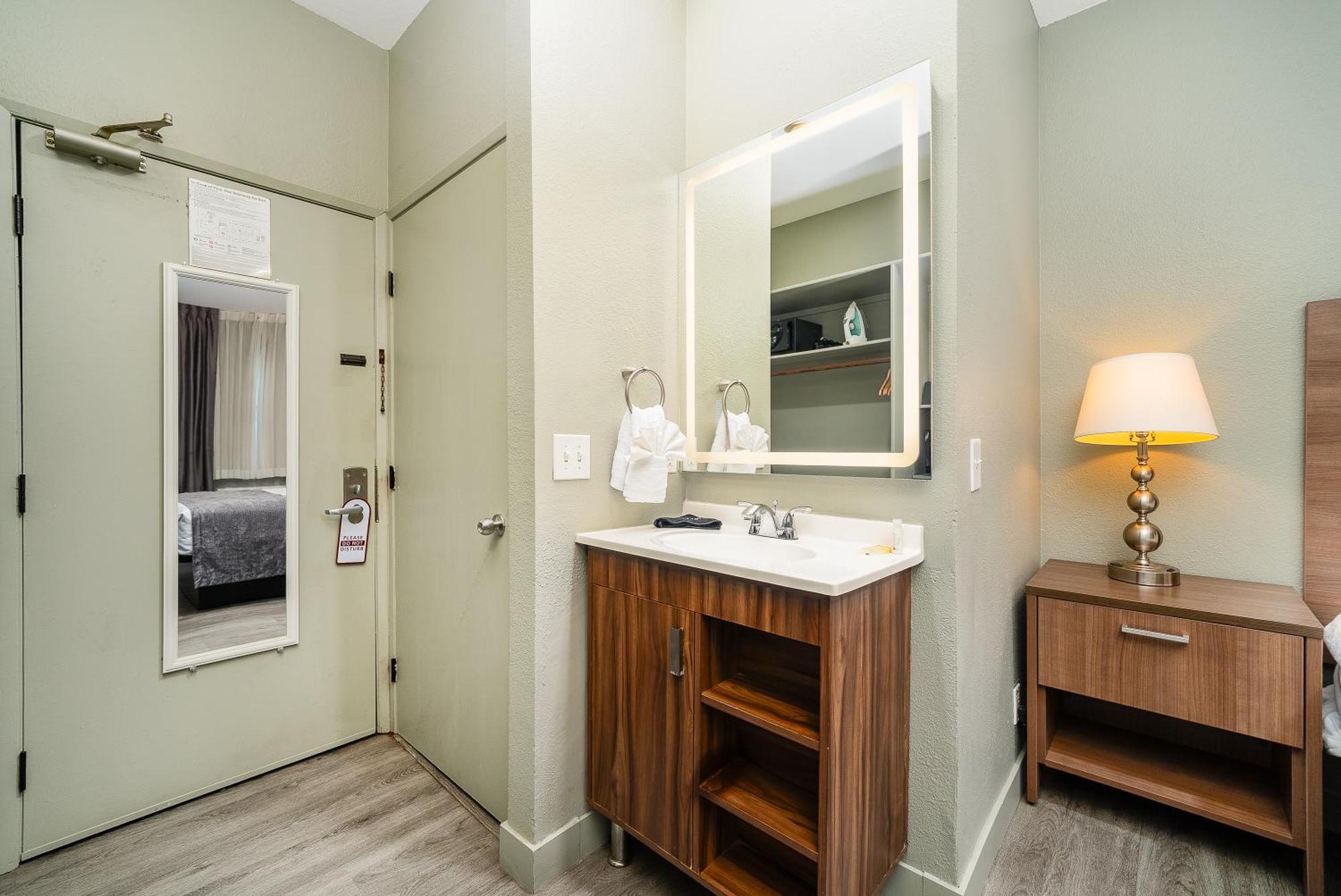 Deluxe Queen Room