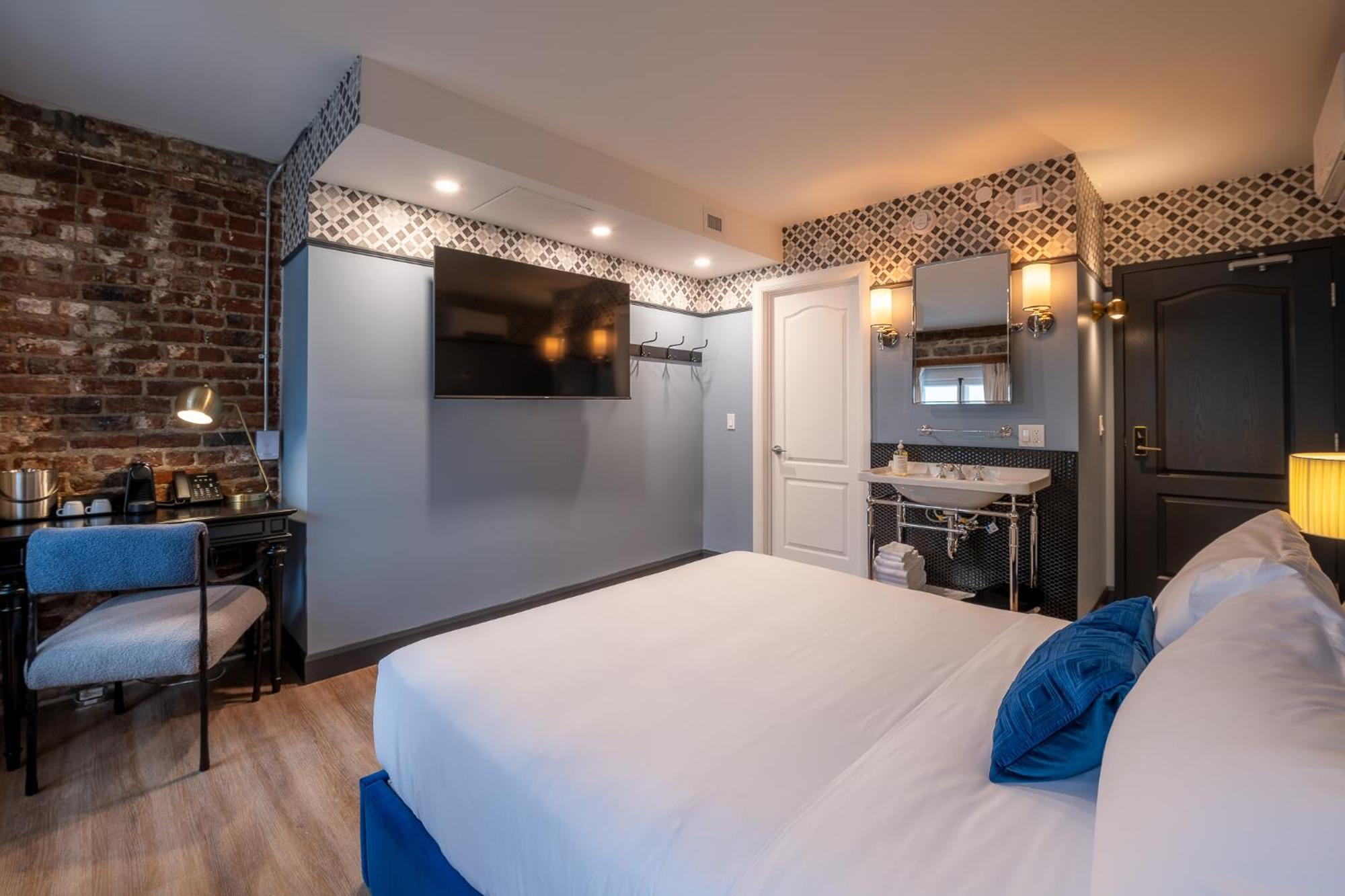 Standard Queen Room