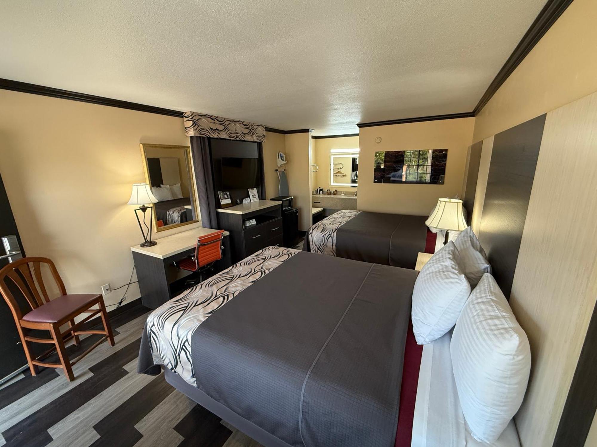 Queen Room Two Queen Beds Smoking