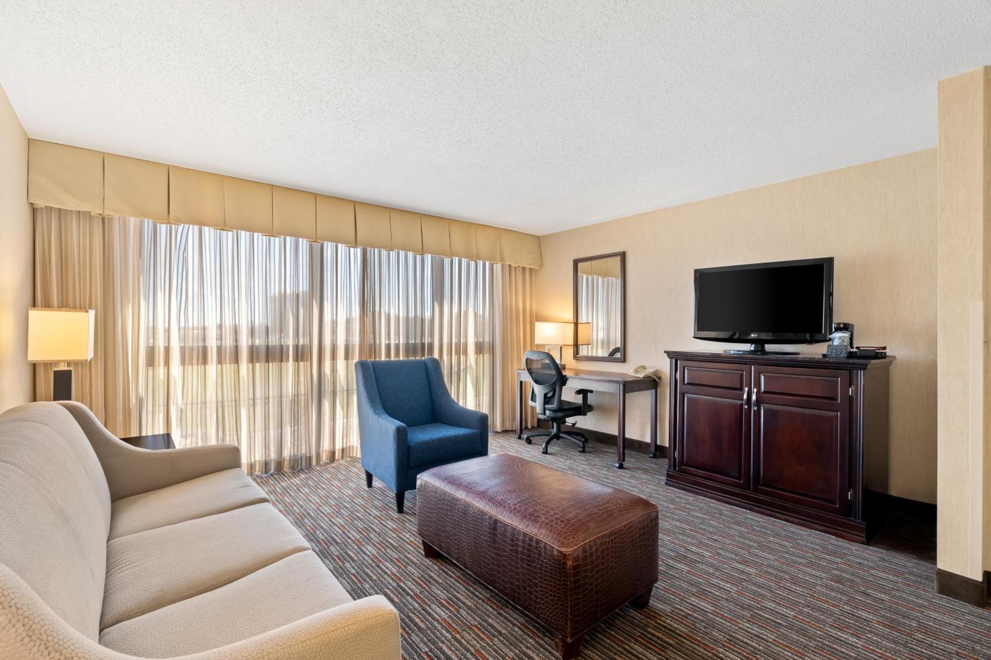 Queen Suite with Two Queen Beds and Sofa - Non Smoking