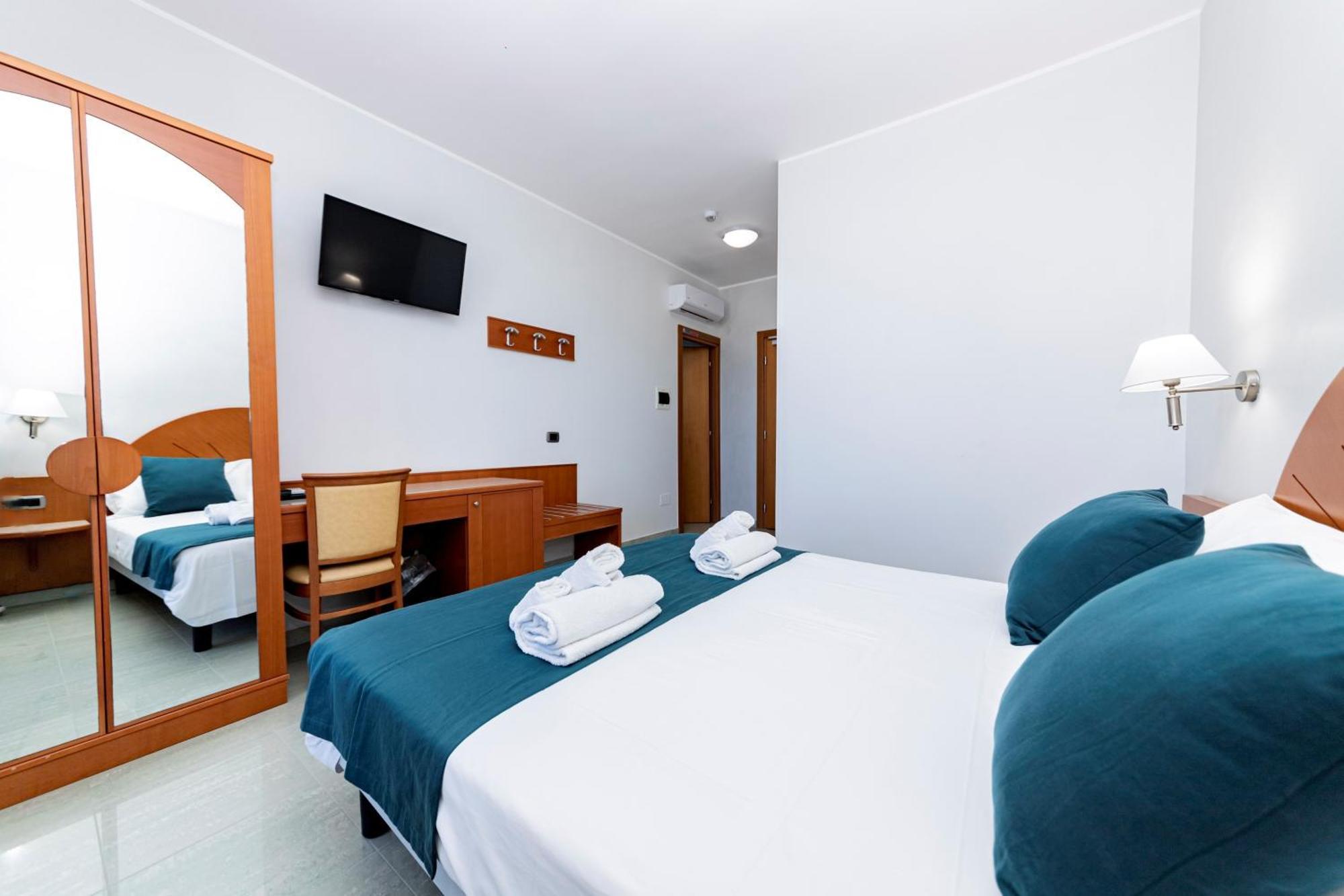 Deluxe Double Room Side Sea View