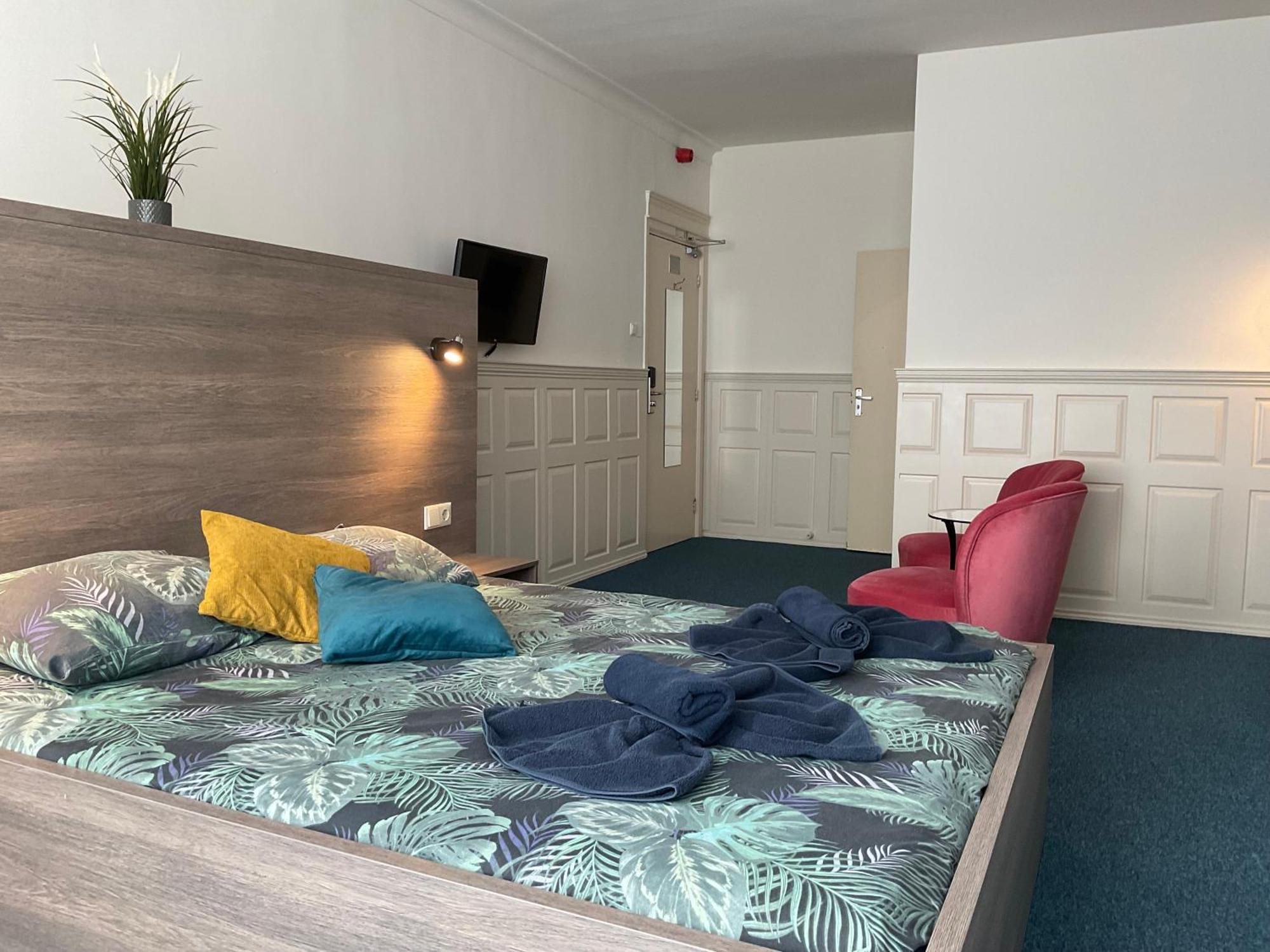 Deluxe Double Room Shower