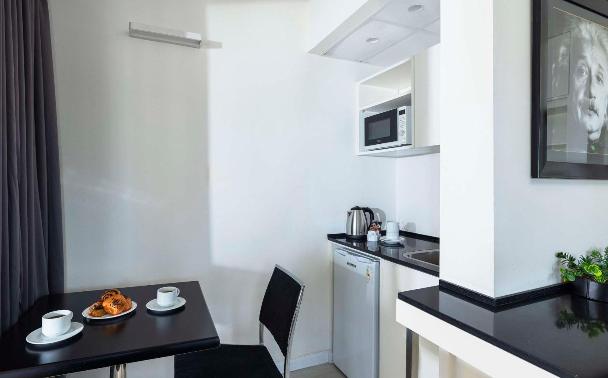 Executive One-Bedroom Suite Balcony Kitchenette & Sea View