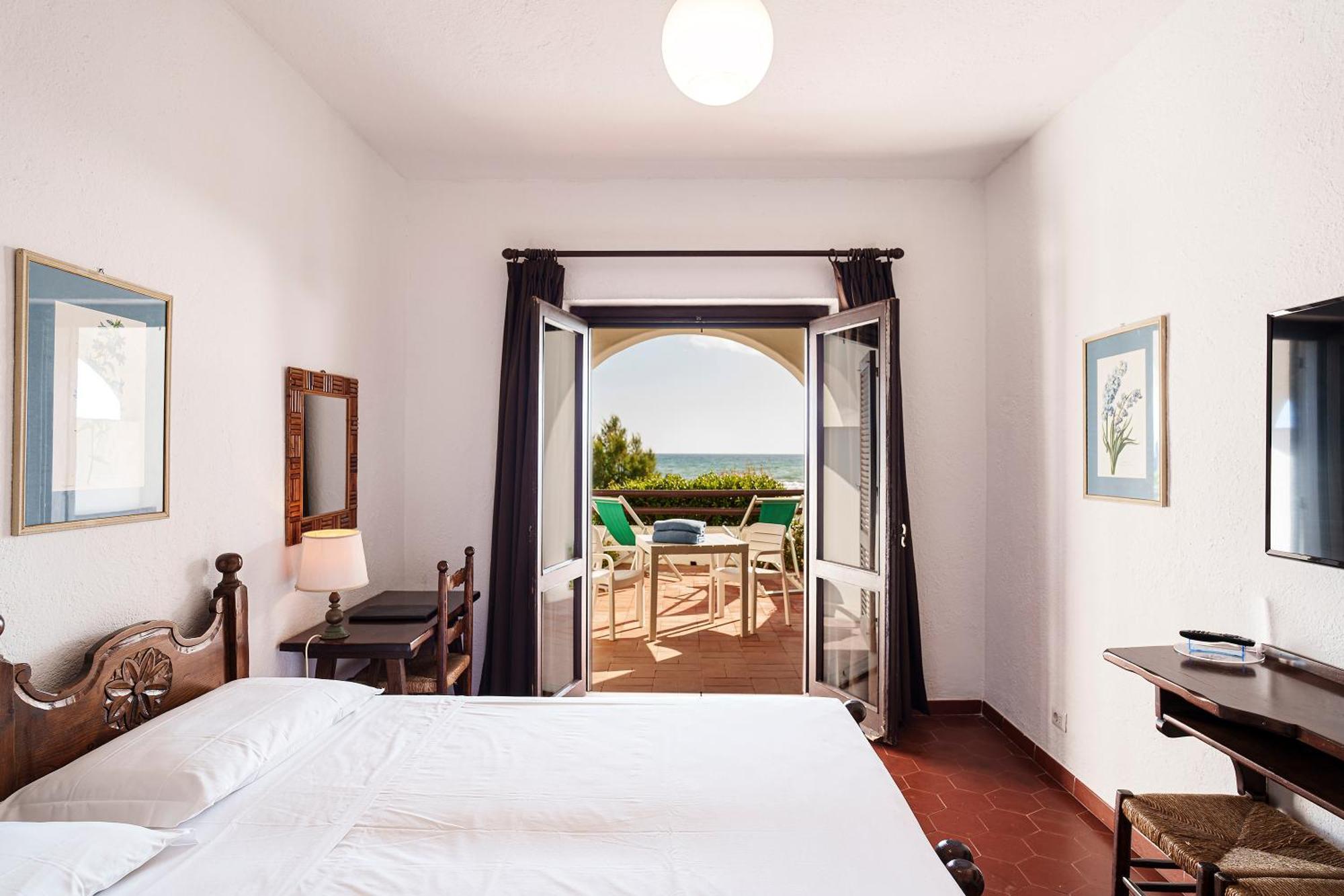 Double or Twin Room Patio Sea View,1662392630:JPEG