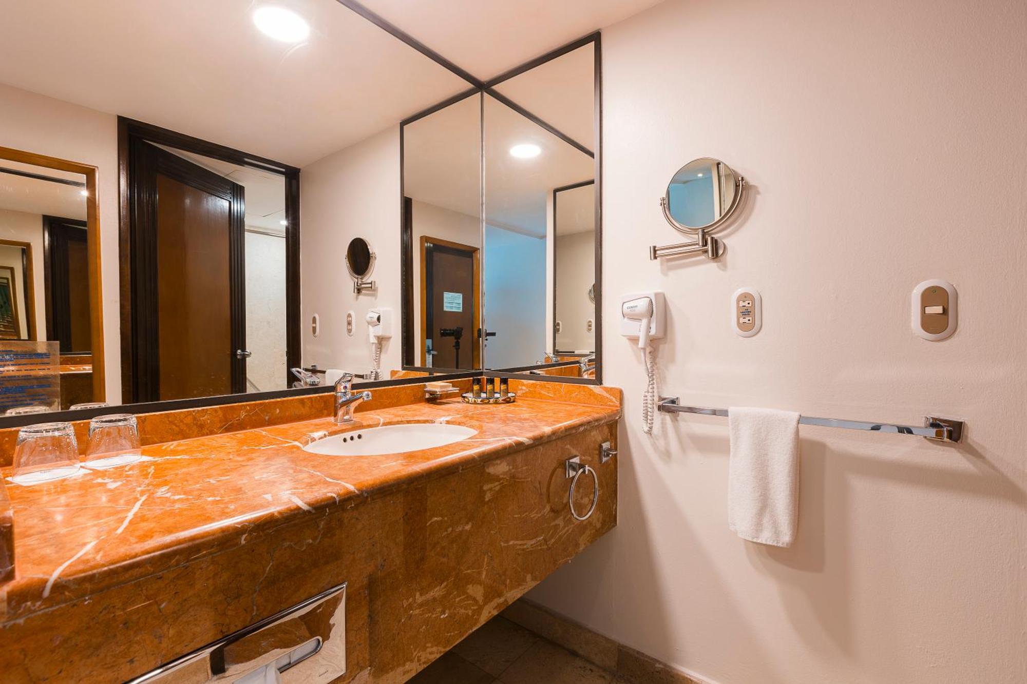 Deluxe Double Room with Balcony and Sea View