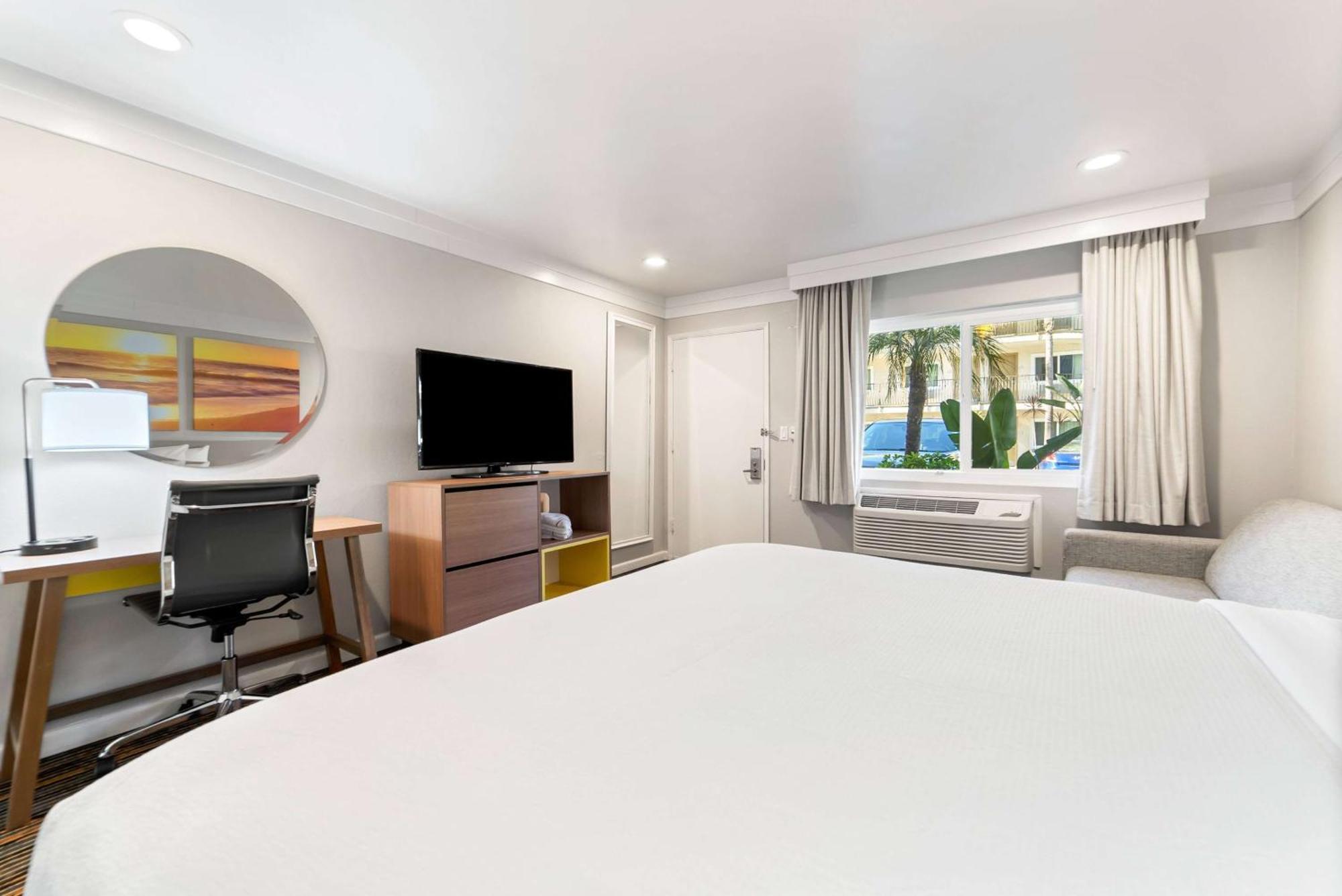 King Room Mobility or Hearing Impaired Access Non-Smoking