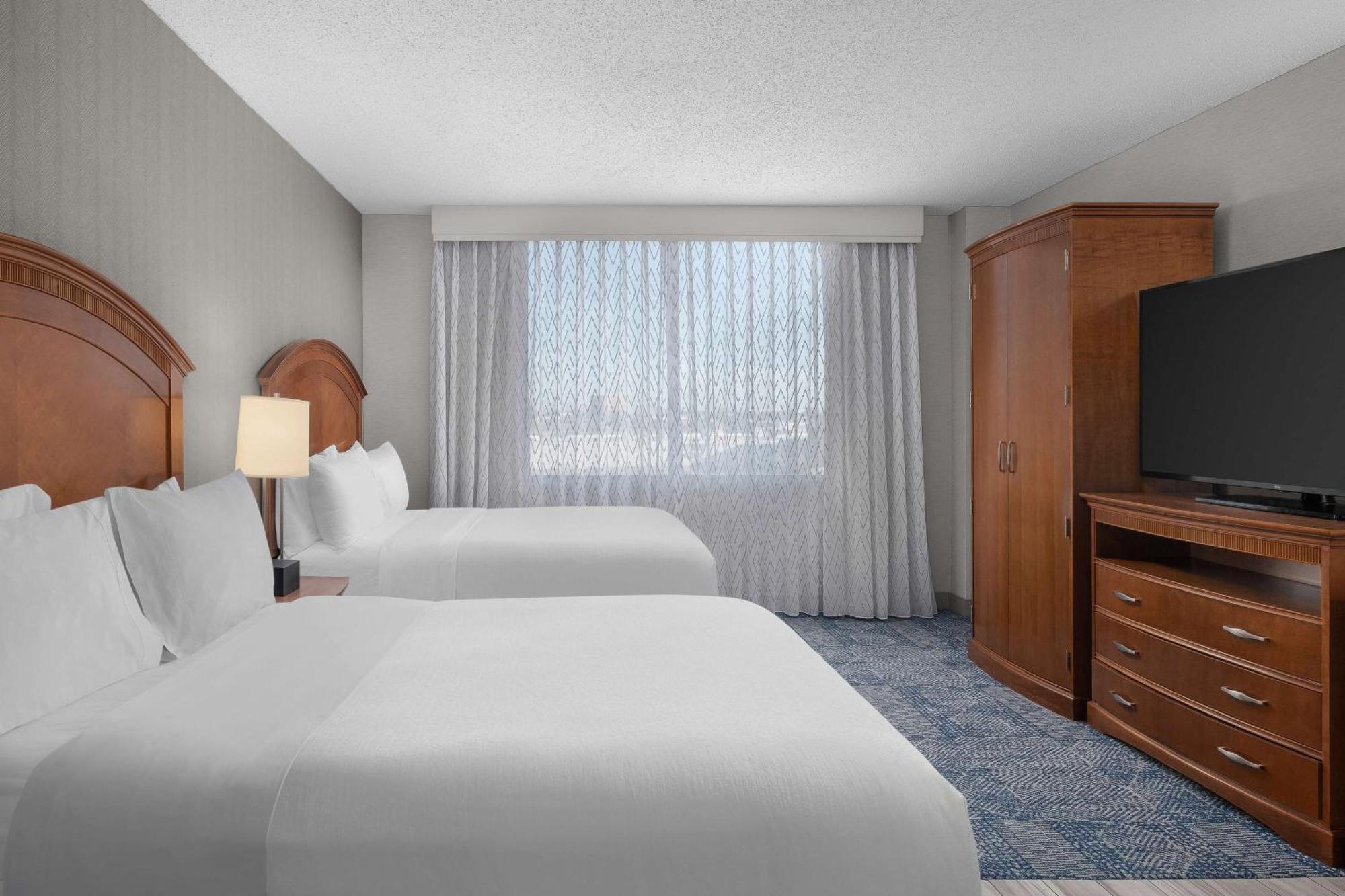 Two-Room Queen Suite Two Queen Beds
