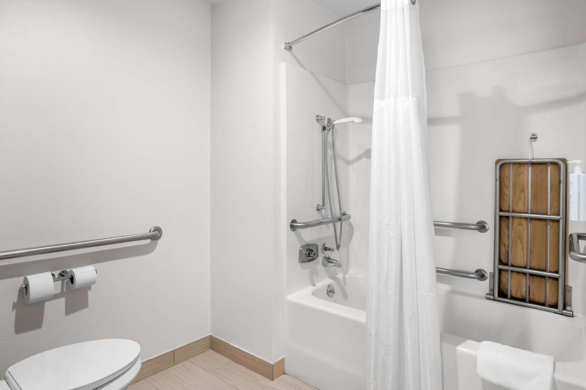 Queen Room Accessible Tub