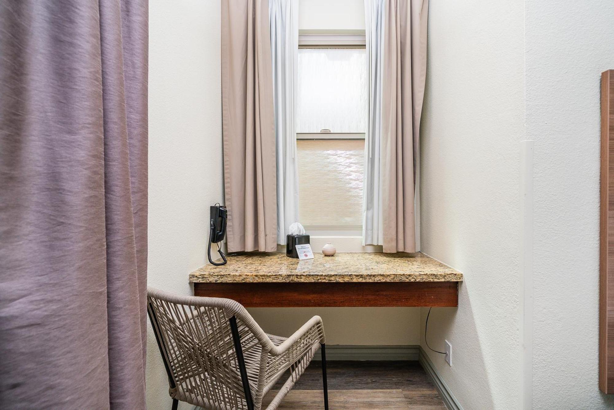 Deluxe King Room Accessible