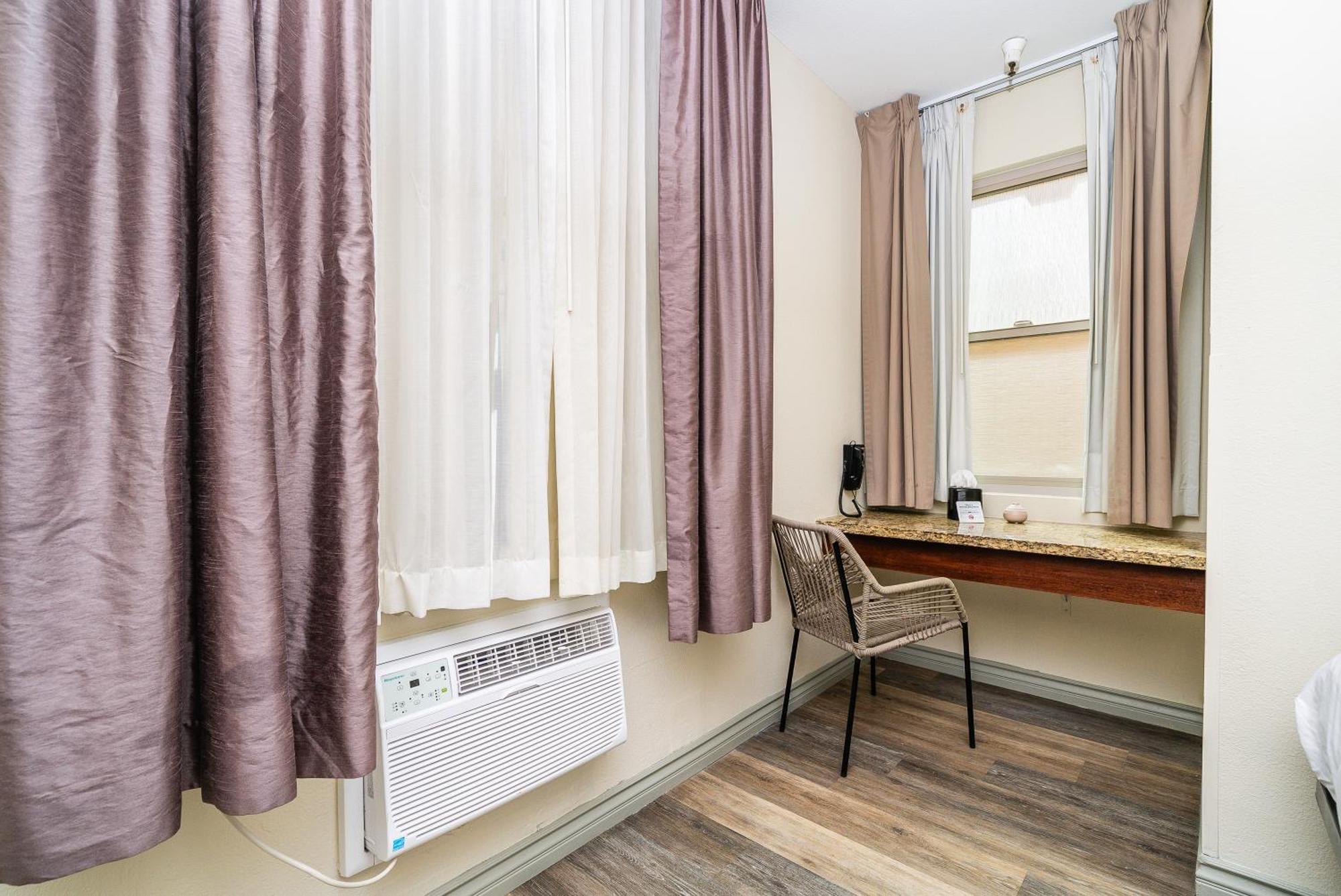 Deluxe King Room Accessible