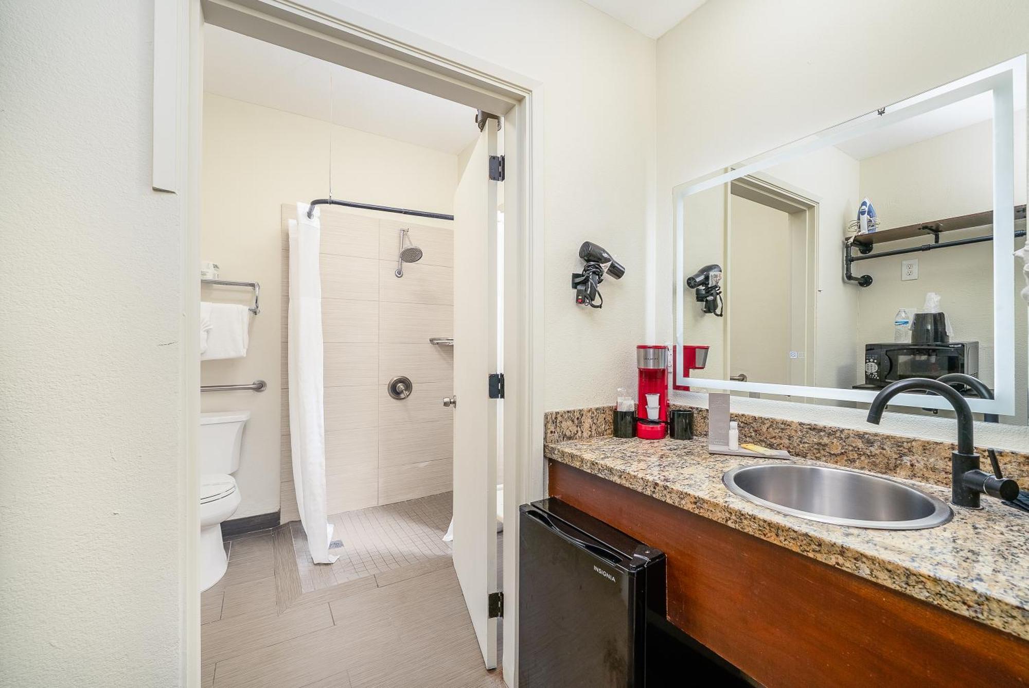 Deluxe King Room Accessible