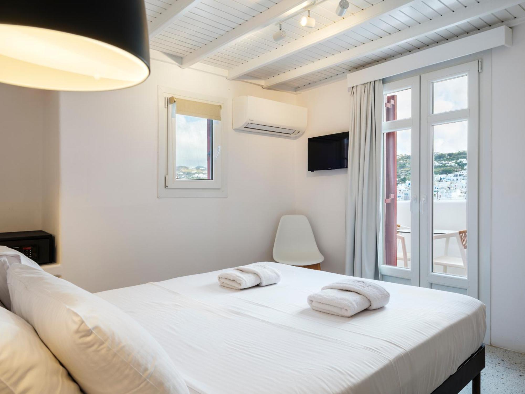 Cozy Balcony room view to Chora