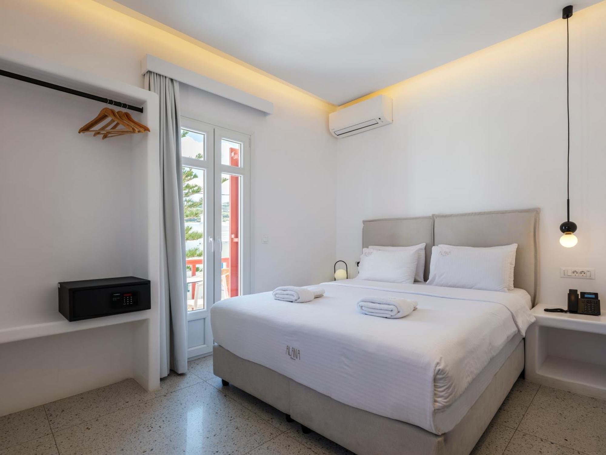 Cozy Balcony room view to Chora