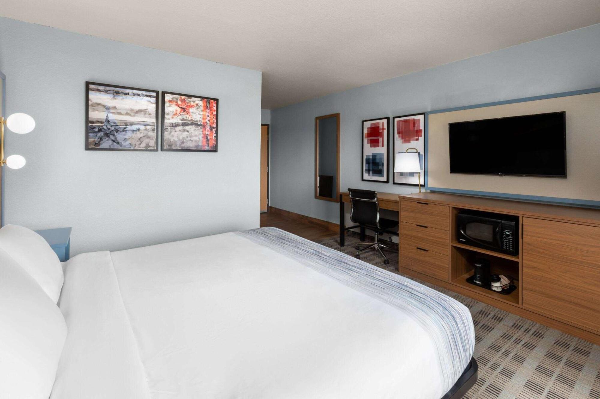 King Room Roll Shower Mobility Access or Non-Smoking