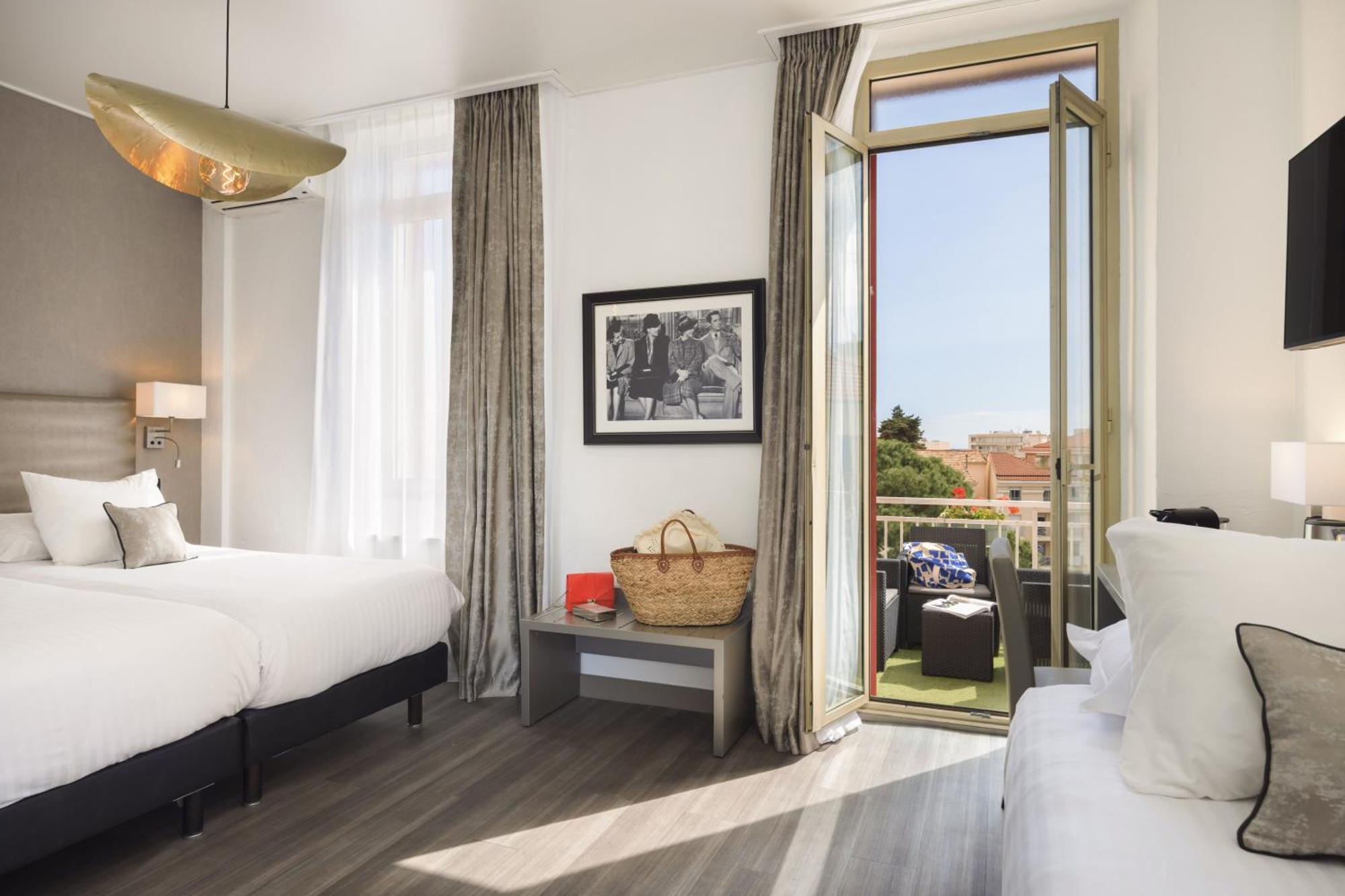 Deluxe Room One Queen One Single Bed Non-Smoking
