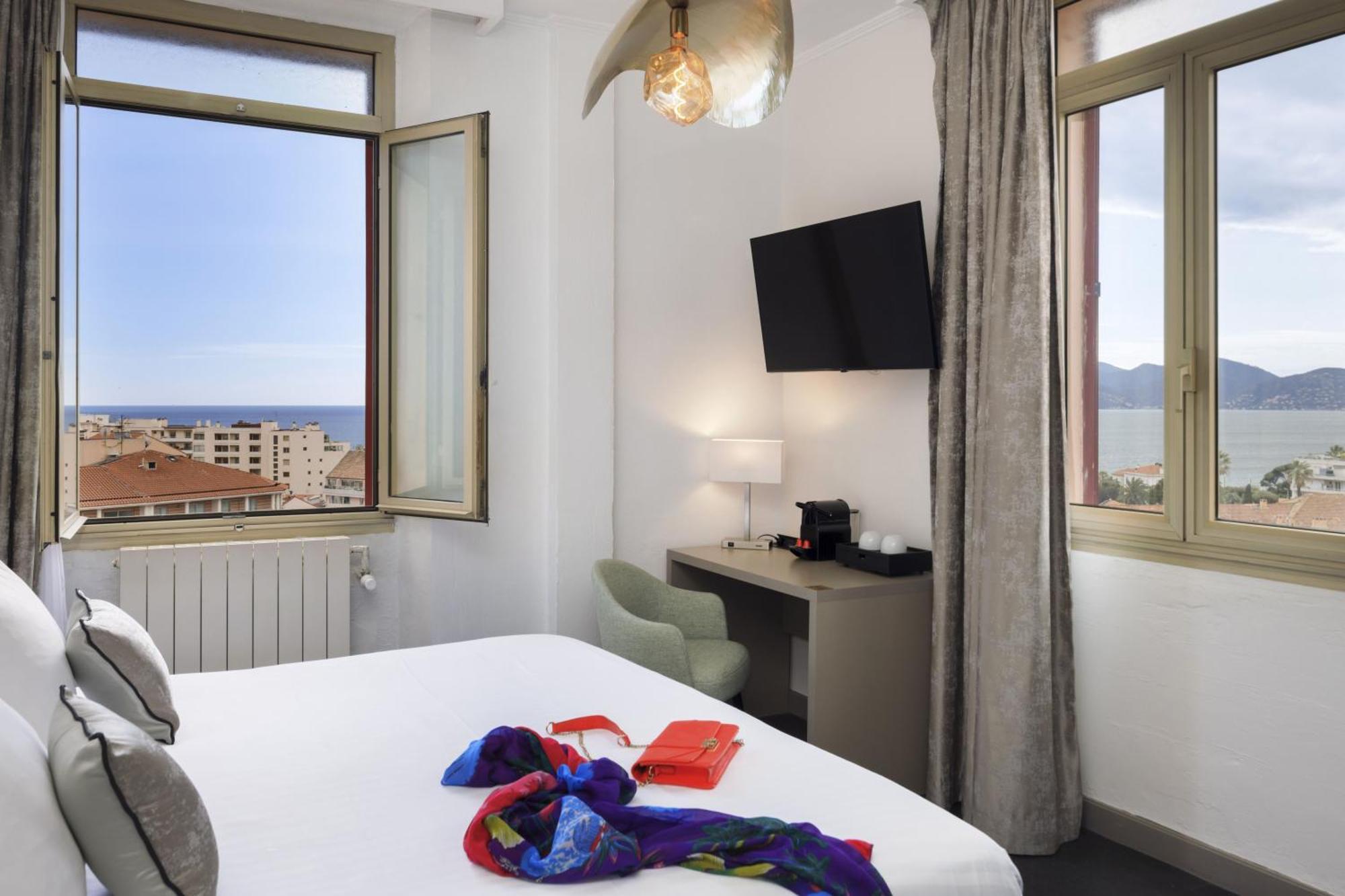 Deluxe Queen Room Sea View Non-Smoking