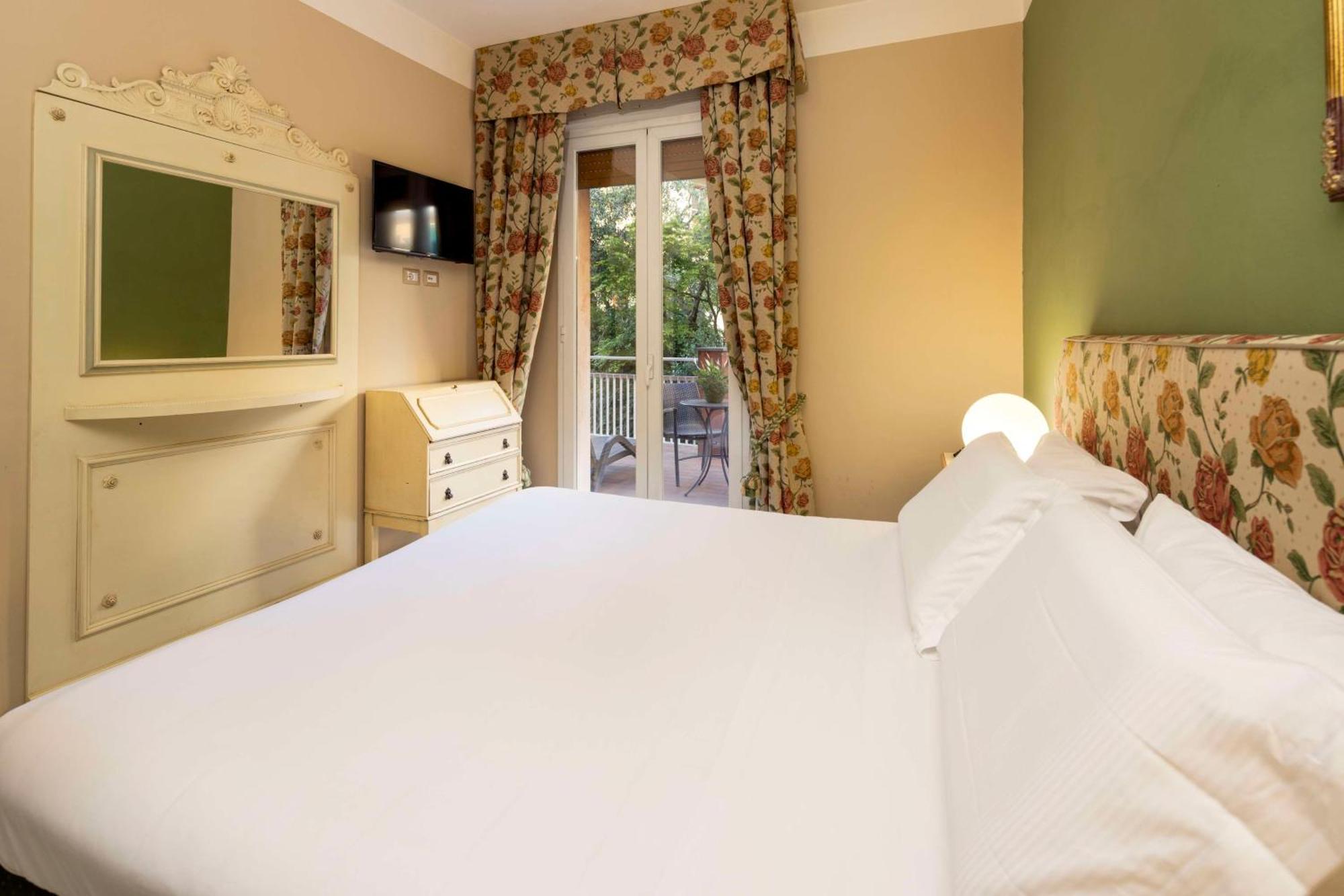 Classic Queen Room Single Bed