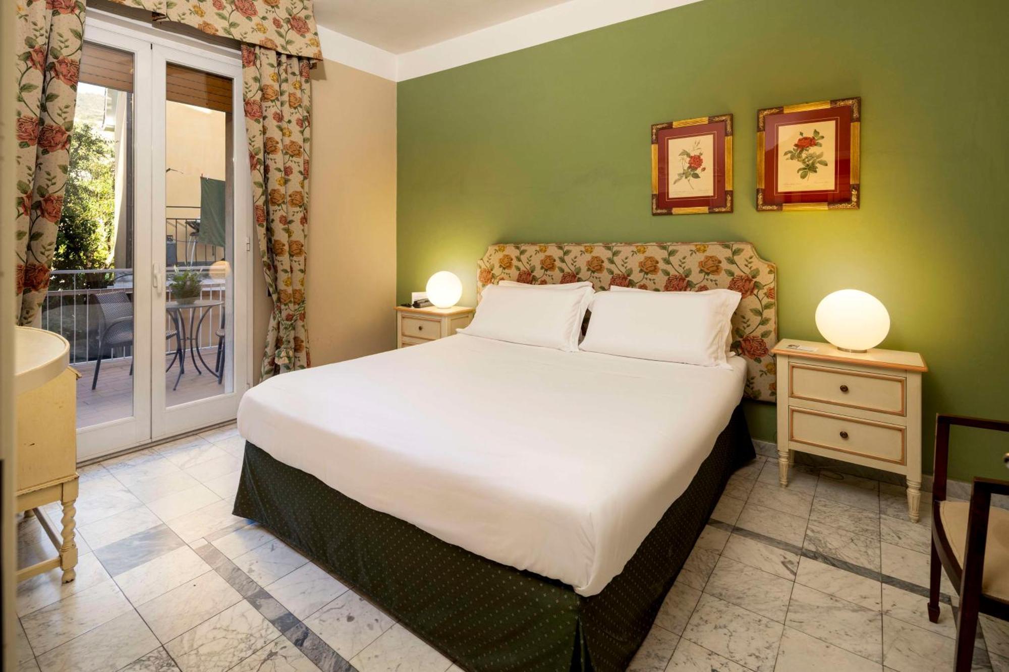 Classic Queen Room Single Bed