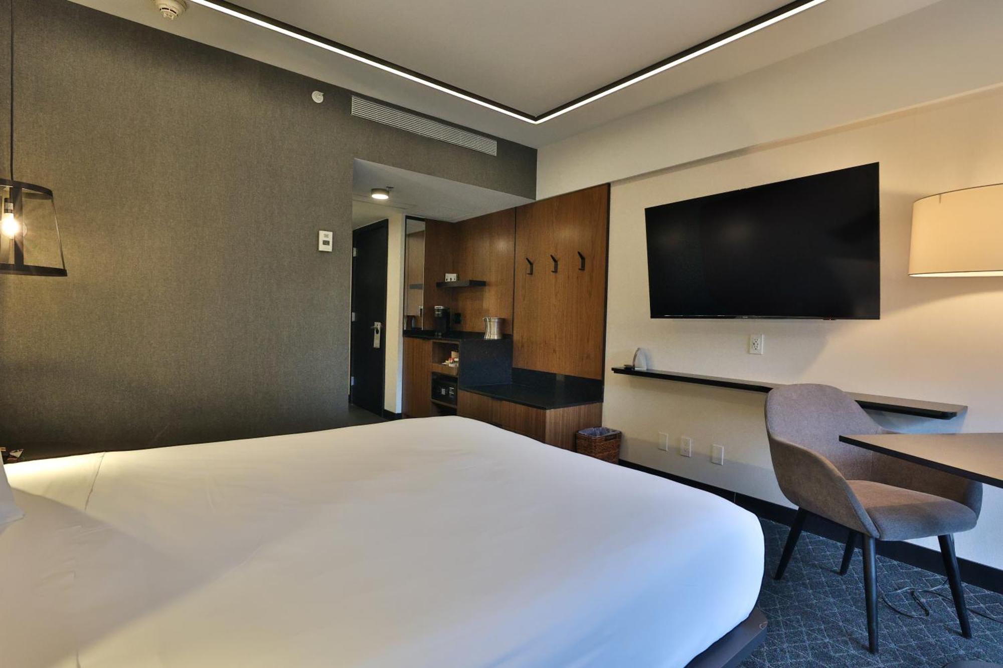Standard Room 1 Queen Bed