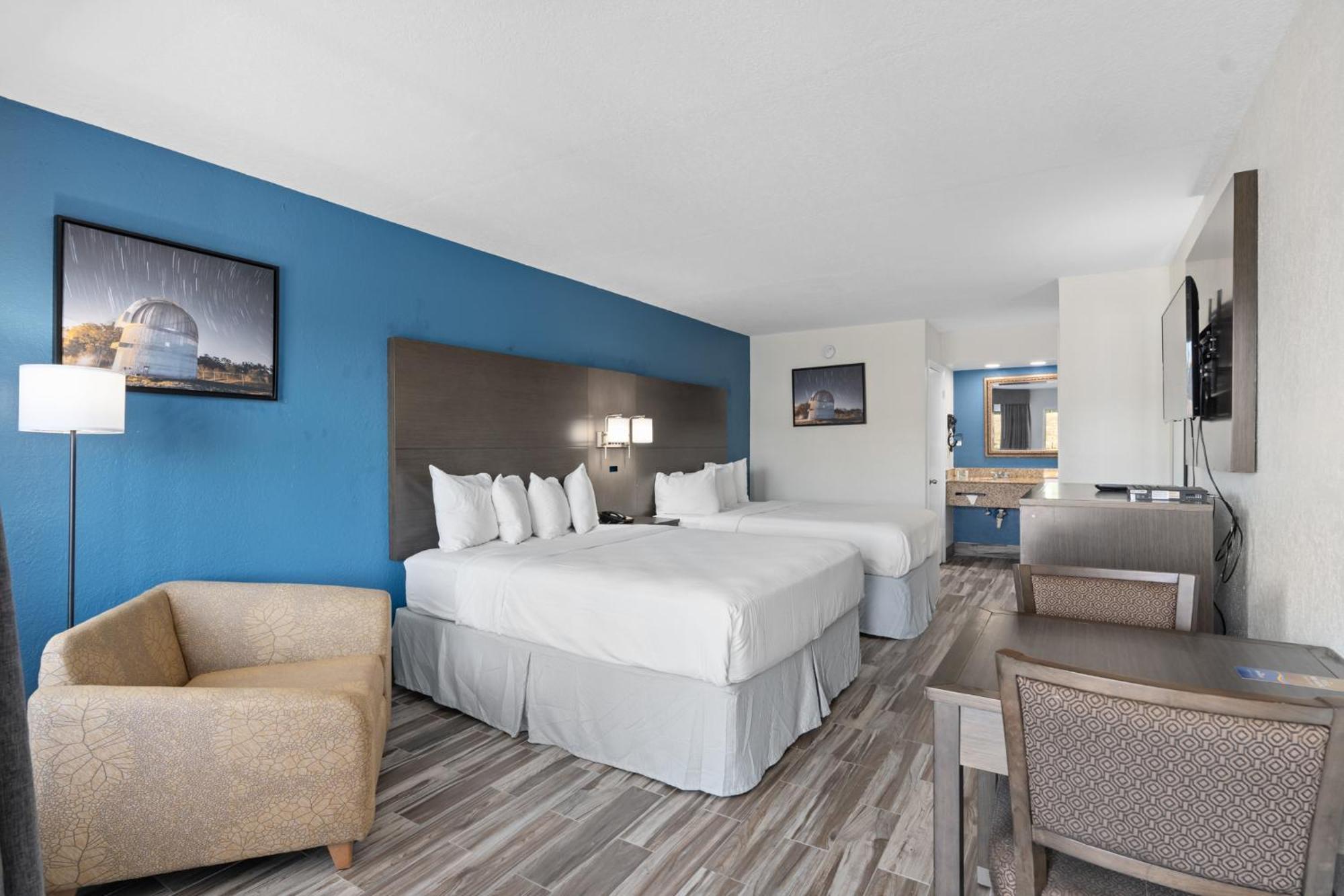Queen Room with Bathtub w/Grab Bars - Mobility Accessible/Non-Smoking,1662988110:JPEG