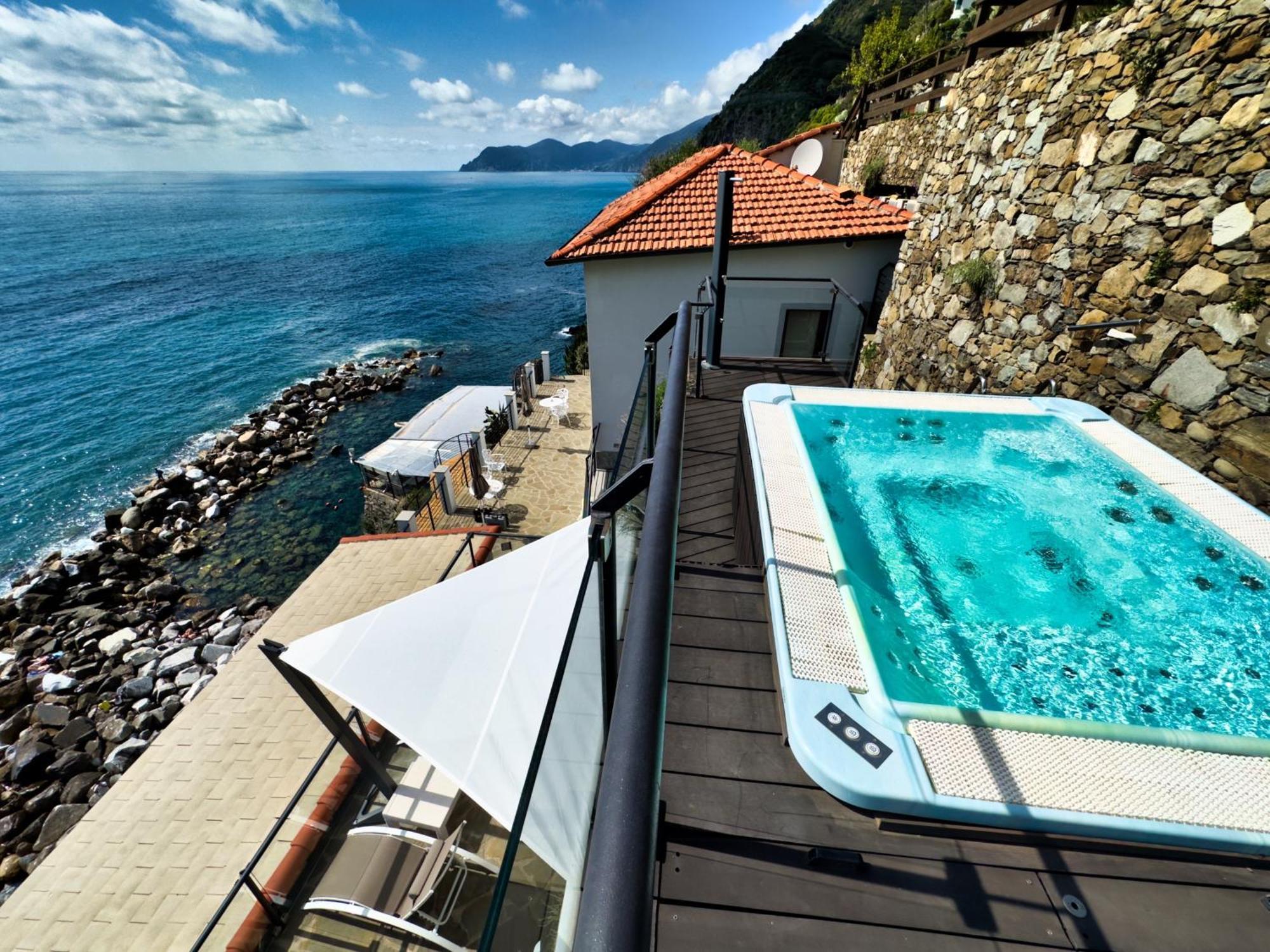 Deluxe Double room Balcony Jacuzzi sea view