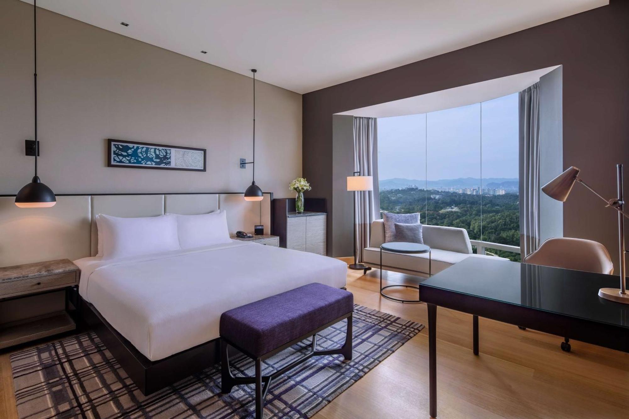 Deluxe King Room Lake View