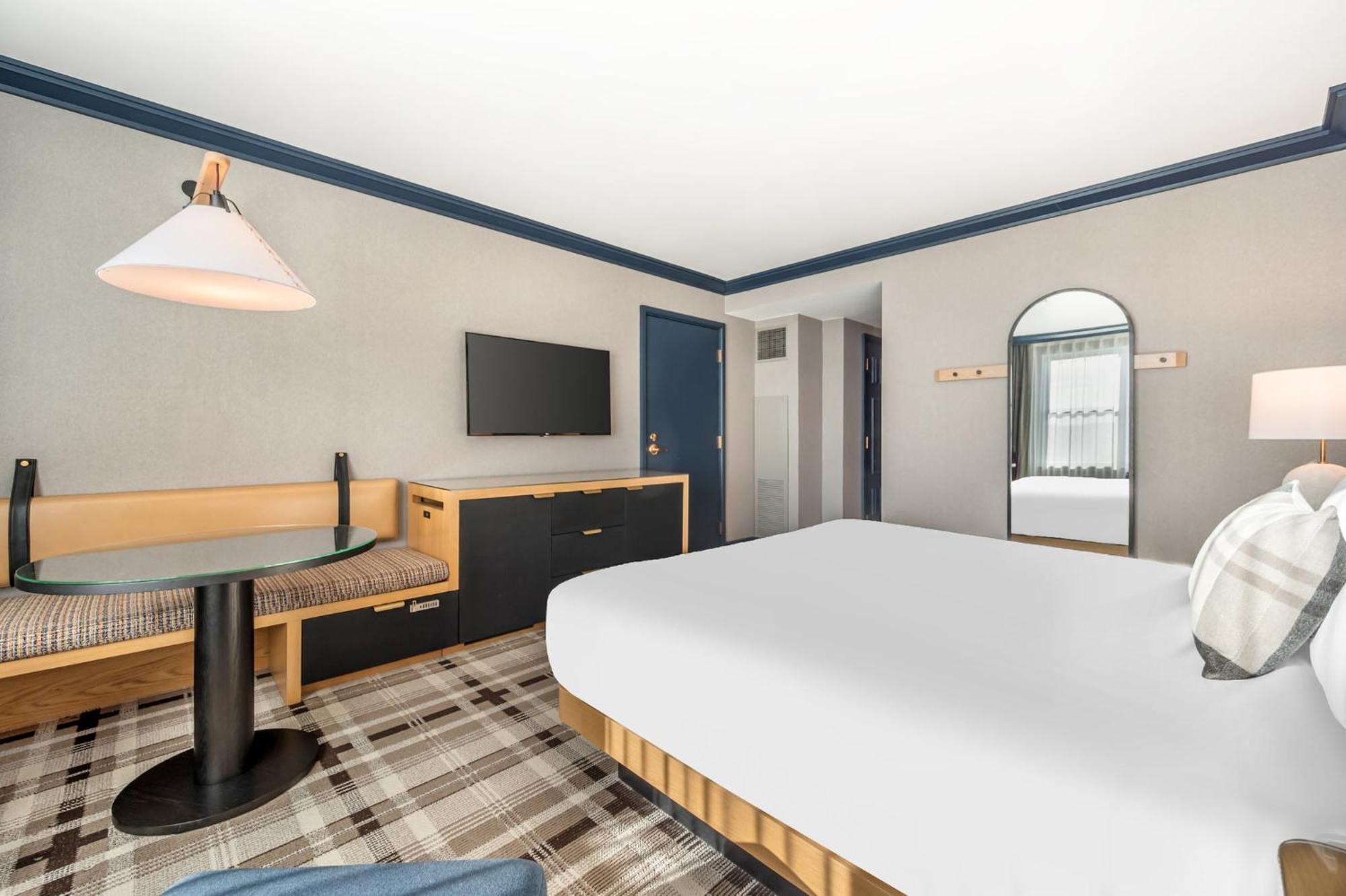 Spacious Mountain View Balcony Room 1 King Bed
