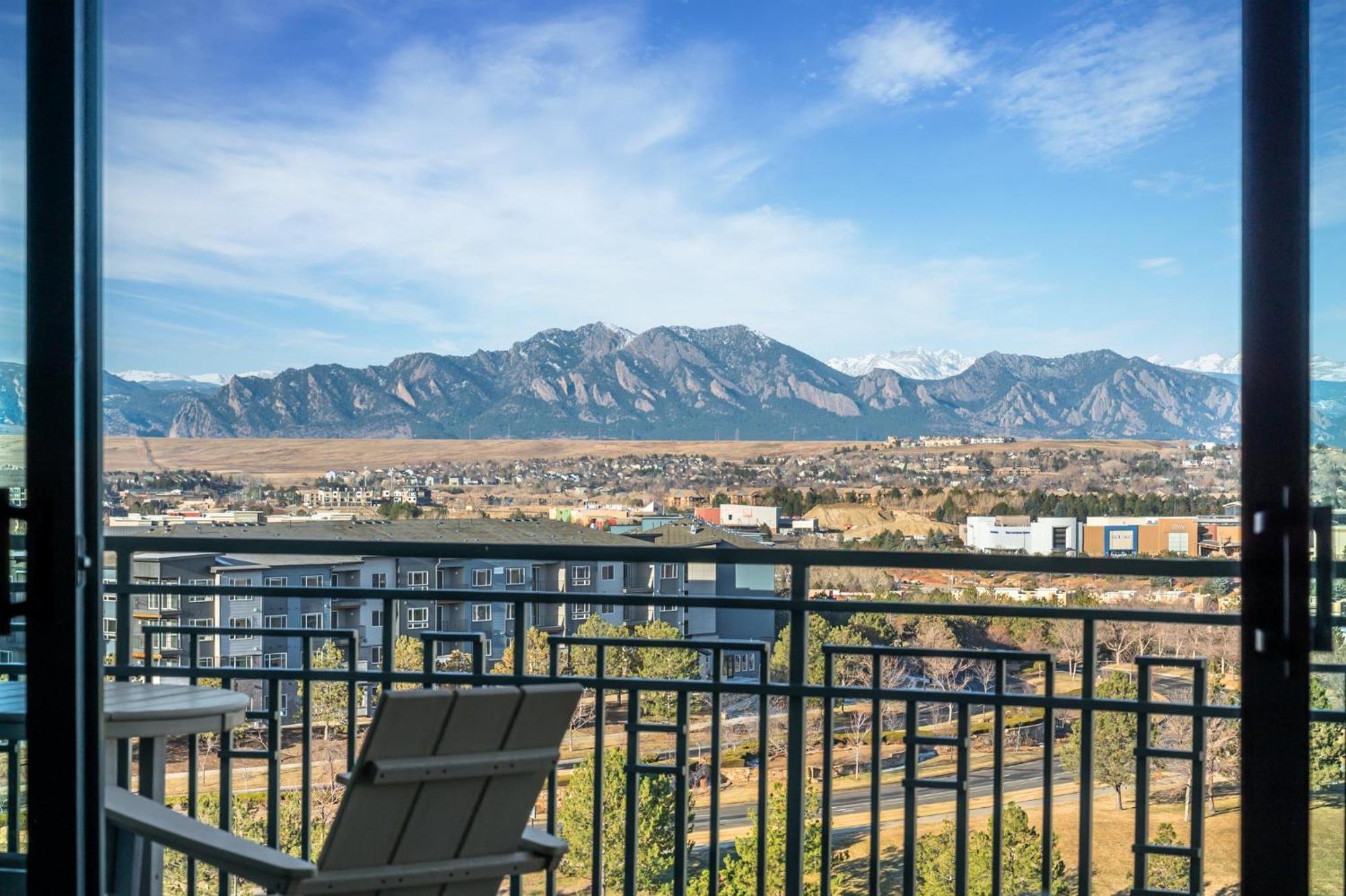 Spacious Mountain View Balcony Room 1 King Bed