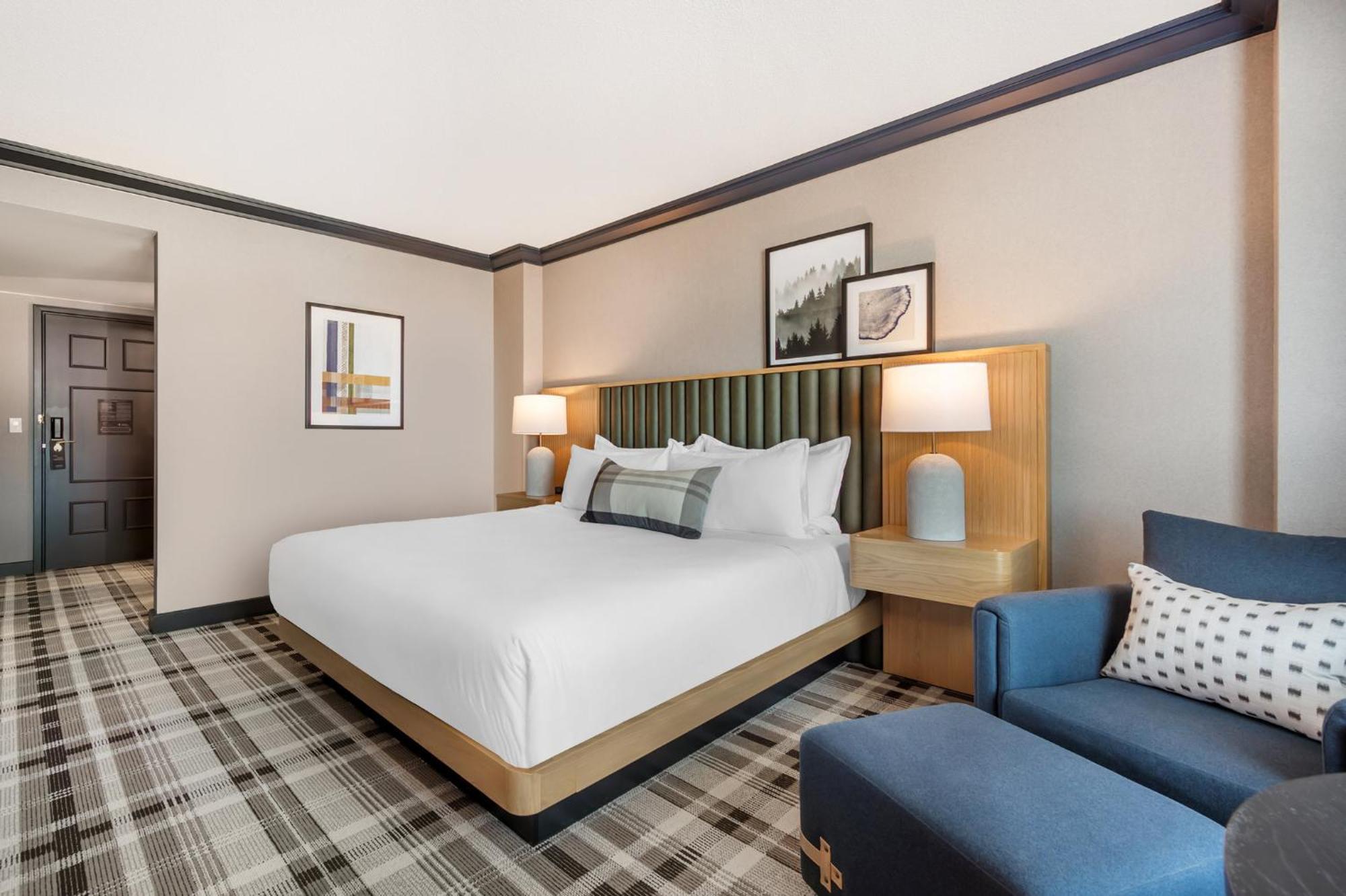 Spacious Mountain View Room 1 King Bed