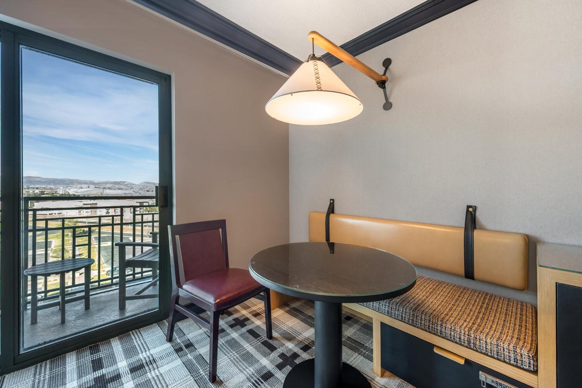 Spacious Mountain View Balcony Room 1 King Bed