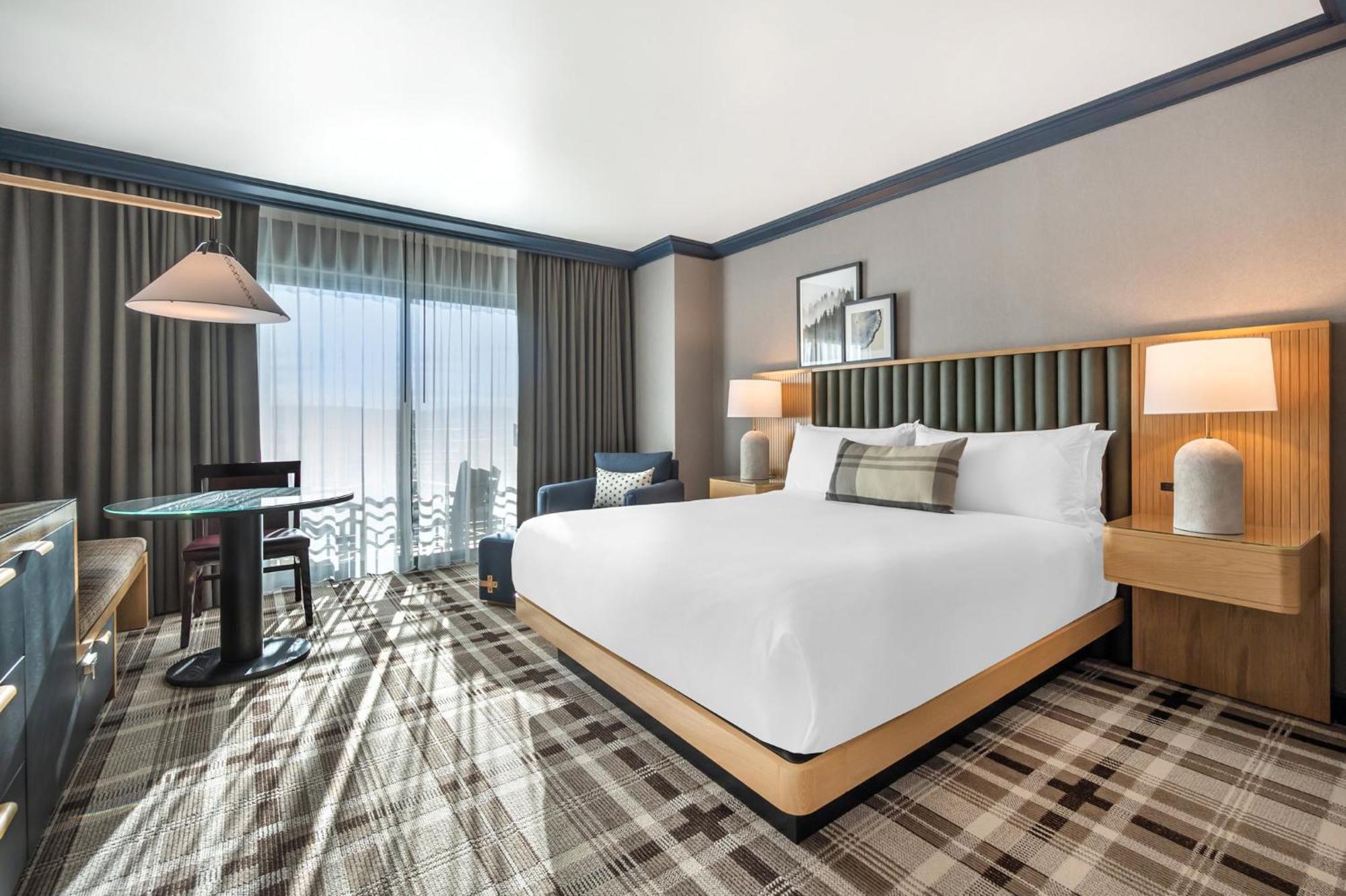 Spacious Mountain View Balcony Room 1 King Bed