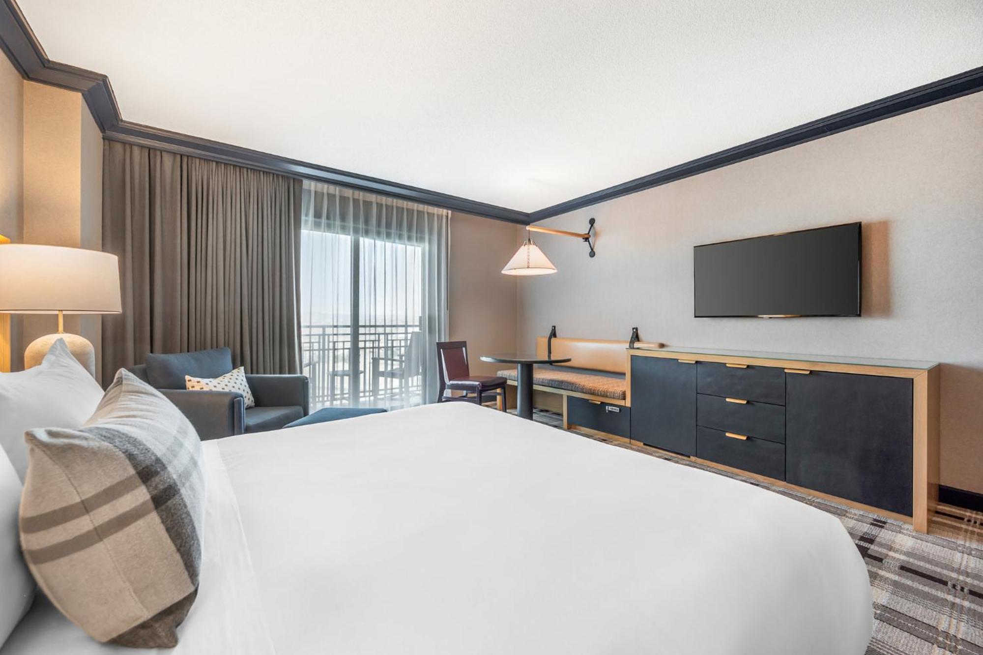 Spacious Mountain View Balcony Room 1 King Bed