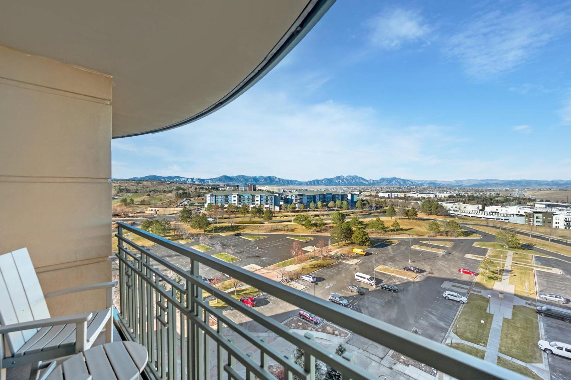 Spacious Mountain View Balcony Room 1 King Bed