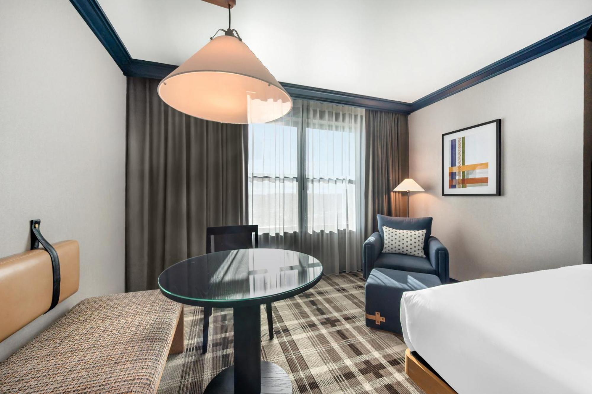 Spacious Mountain View Room 2 Queen Beds