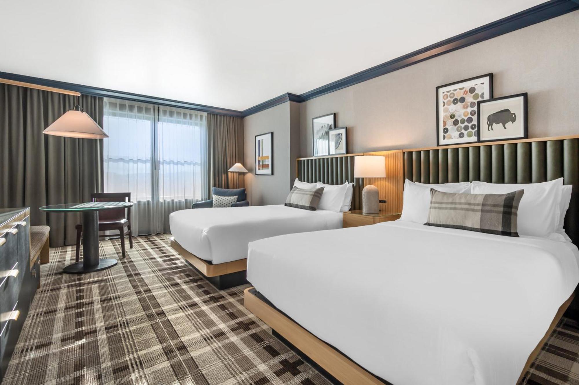 Spacious Mountain View Room 2 Queen Beds