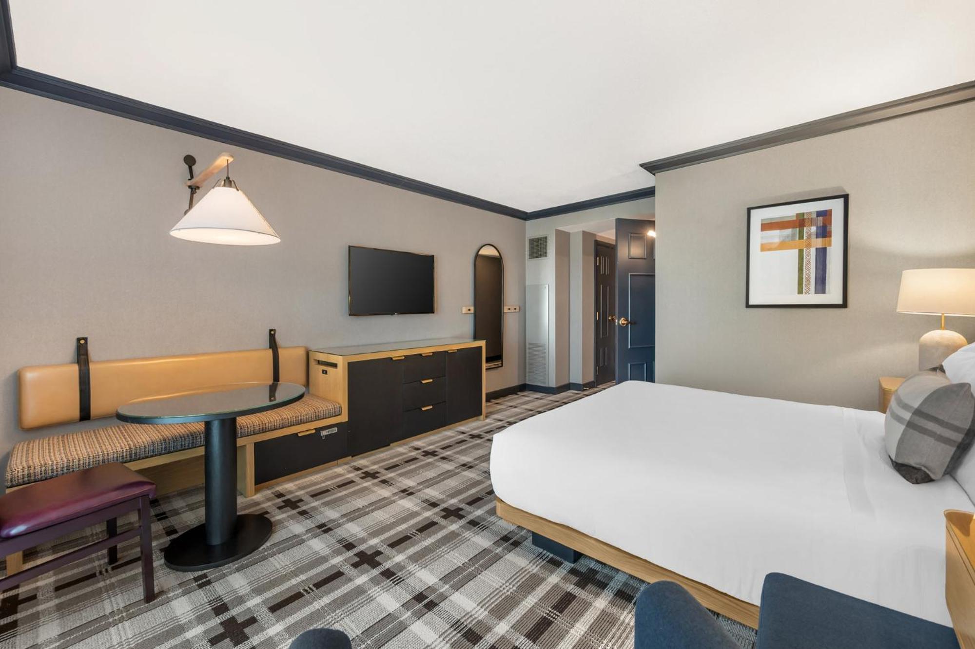 Spacious Mountain View Balcony Room 1 King Bed