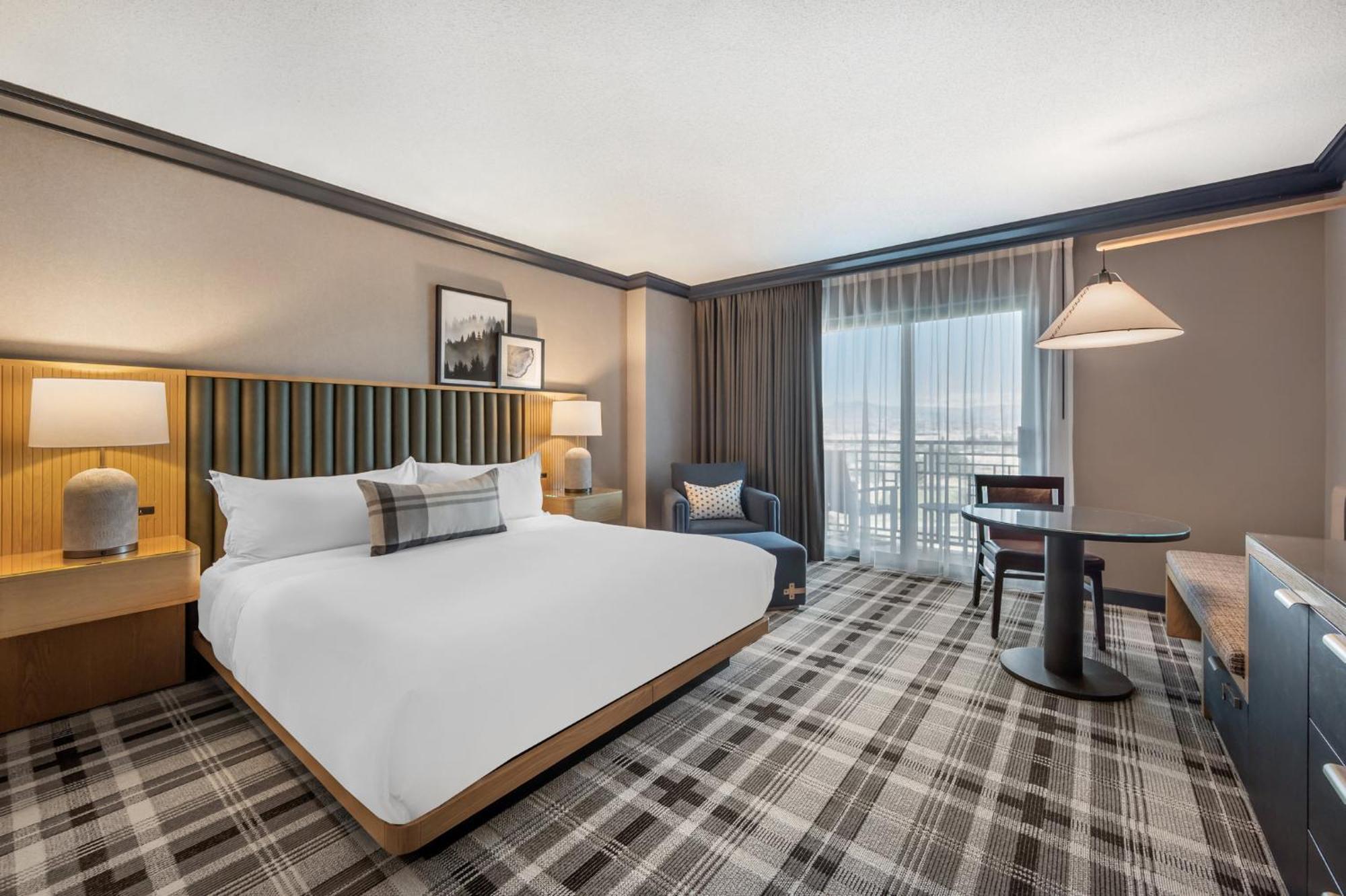 Spacious Mountain View Balcony Room 1 King Bed