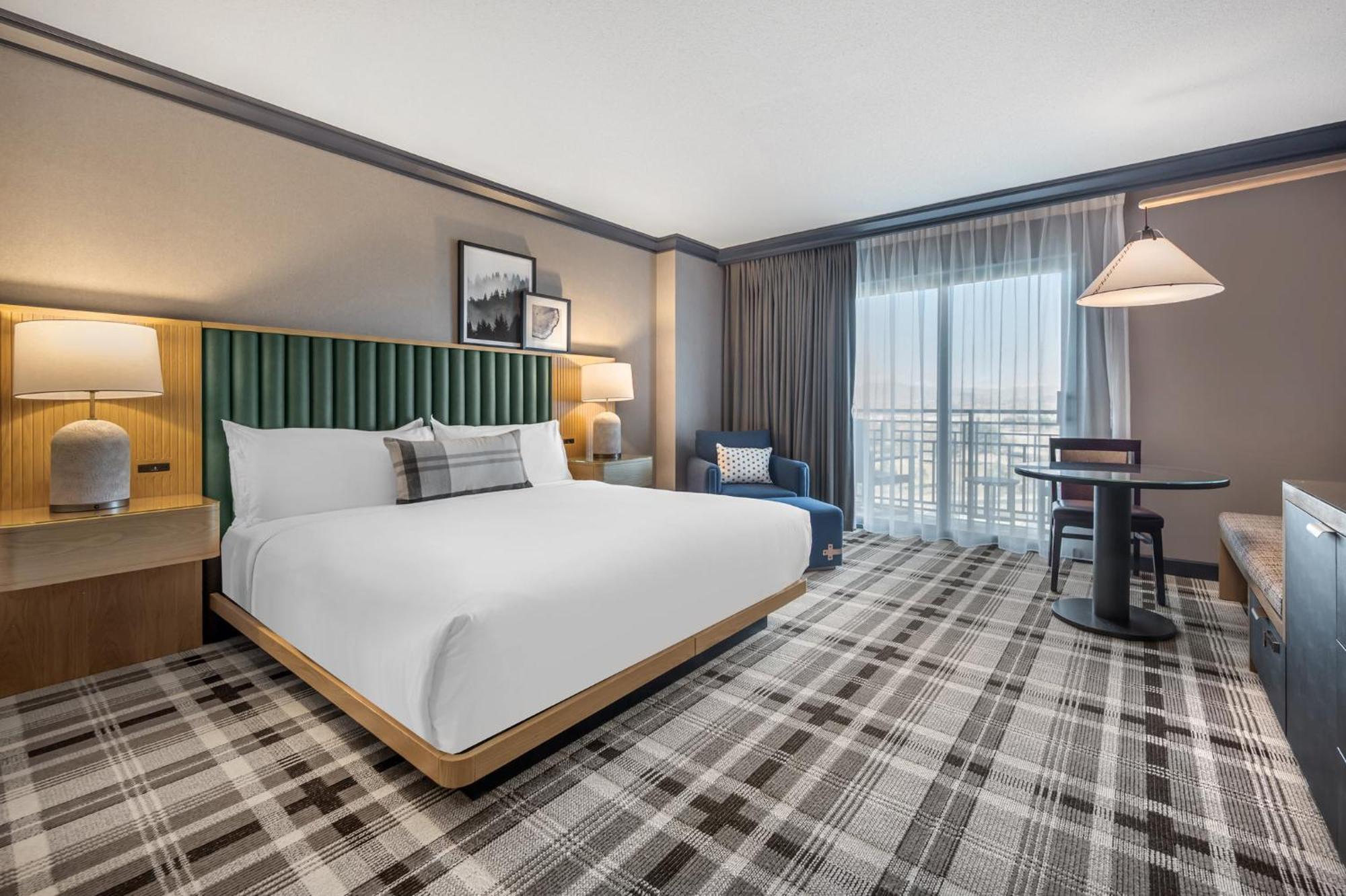 Classic Deluxe Balcony Room 1 King Bed