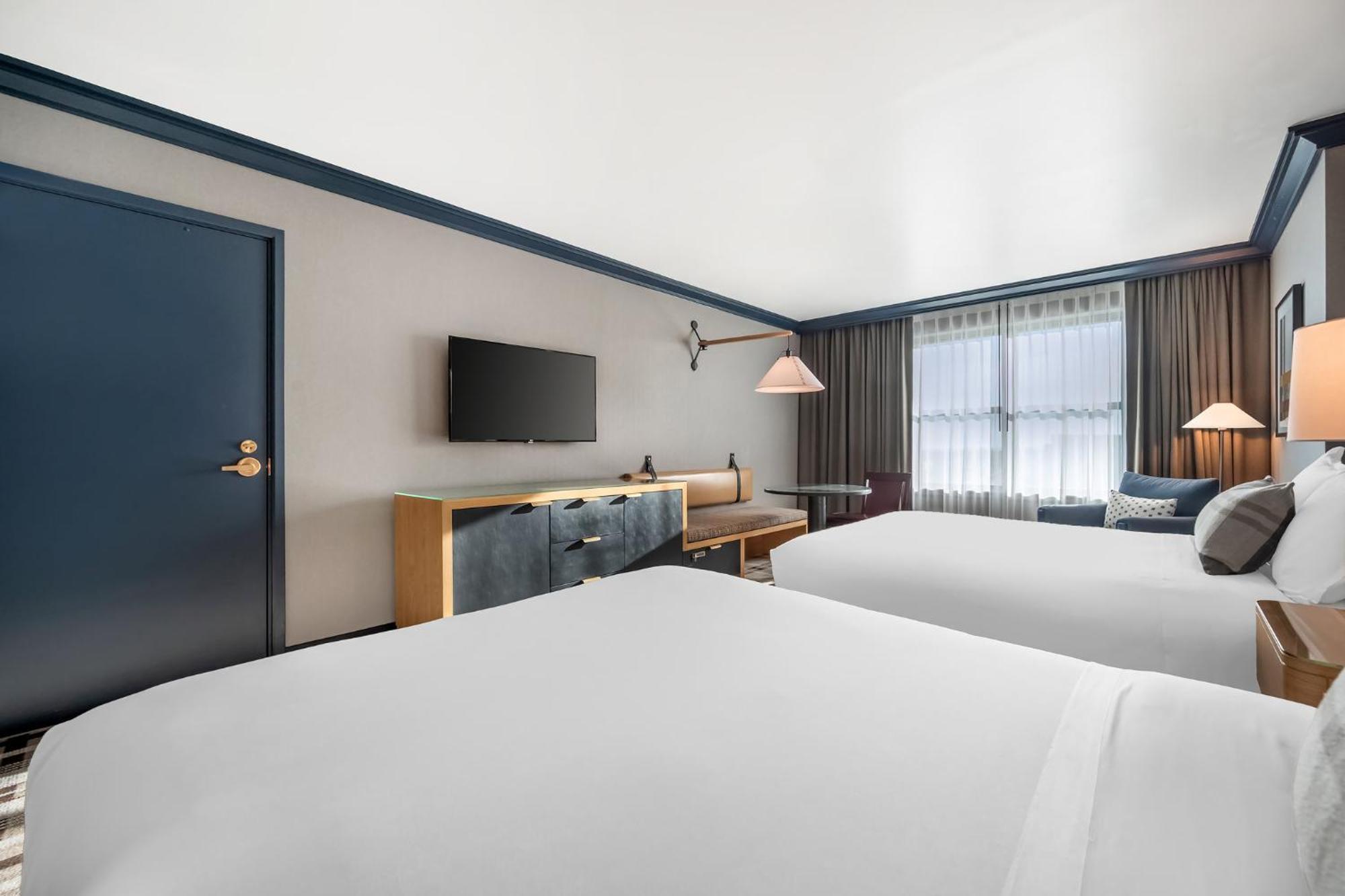 Spacious Mountain View Room 2 Queen Beds