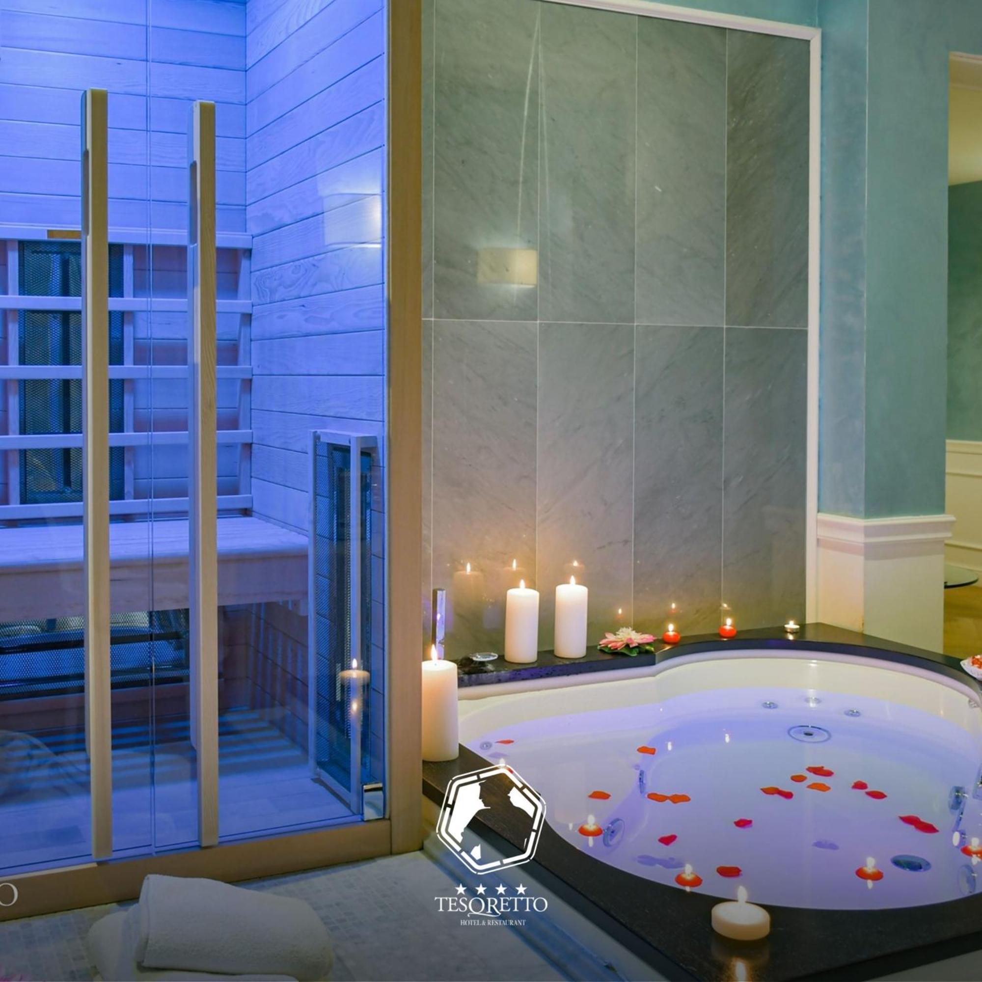 Deluxe Suite Spa Bath