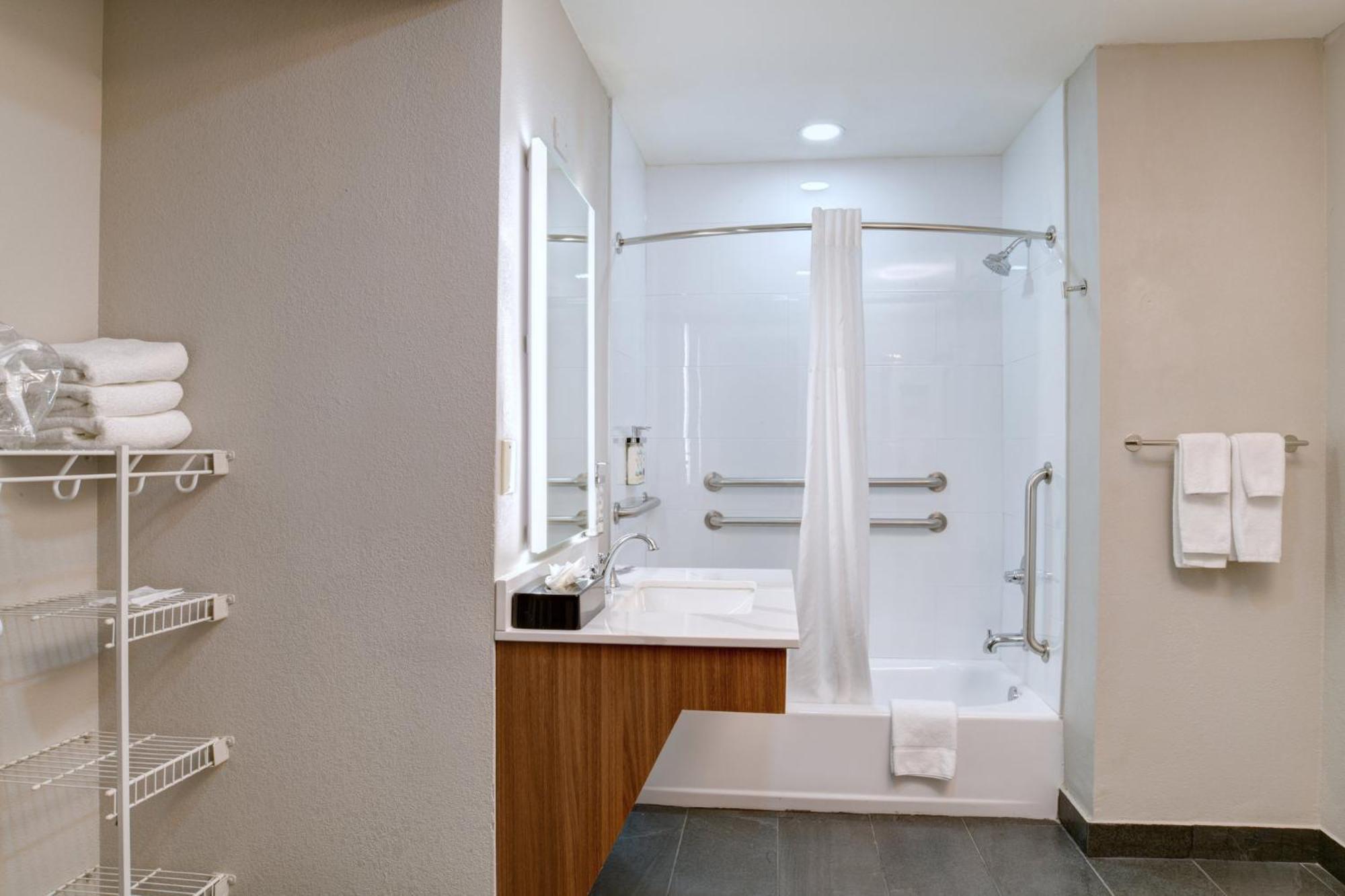 King Room Mobility Access Tub or Non-Smoking