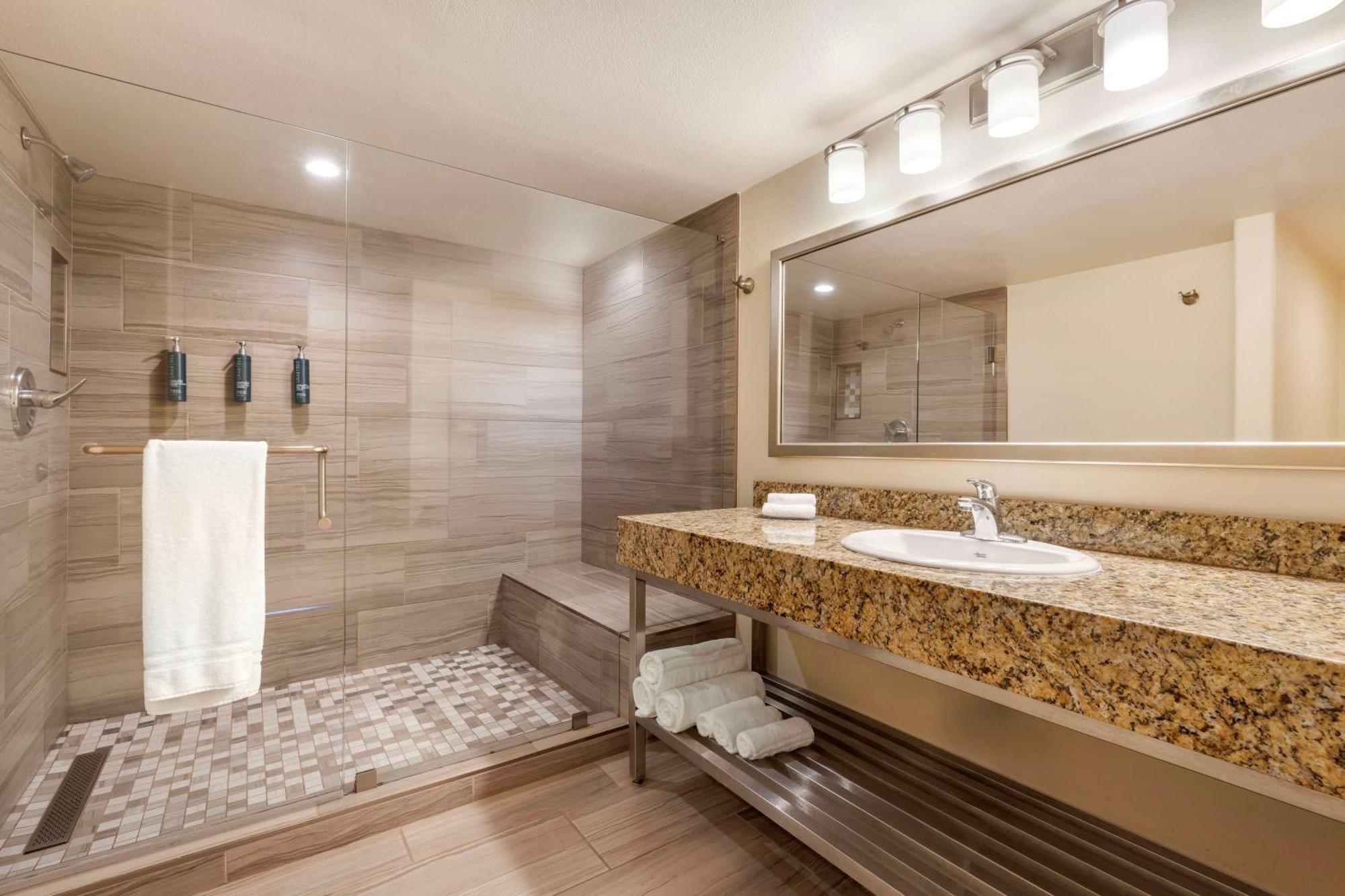 One-Bedroom Plus King Suite Balcony Ocean View