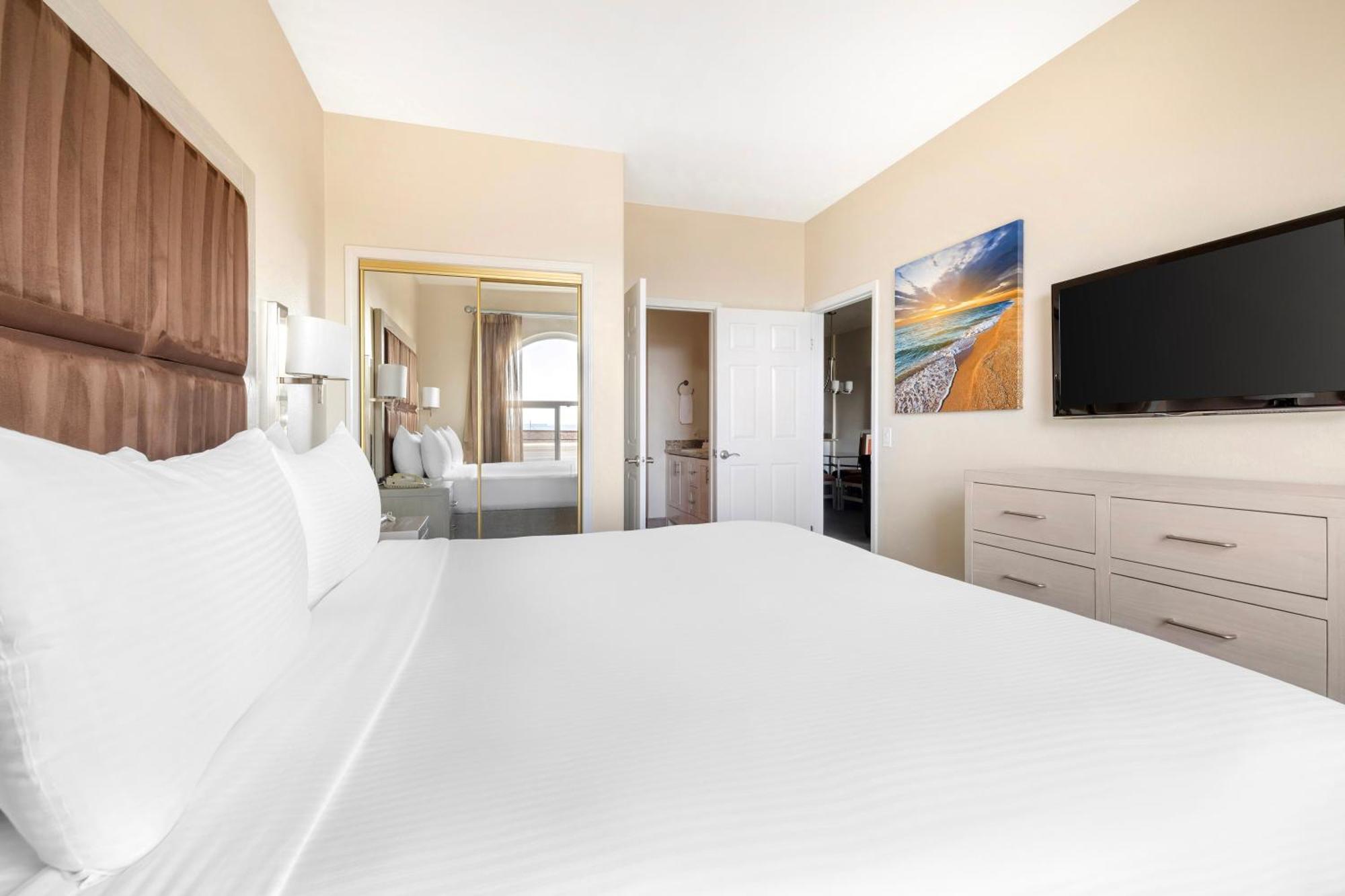 Two-Bedroom Suite One King Bed Two Twin Beds Obstructed View