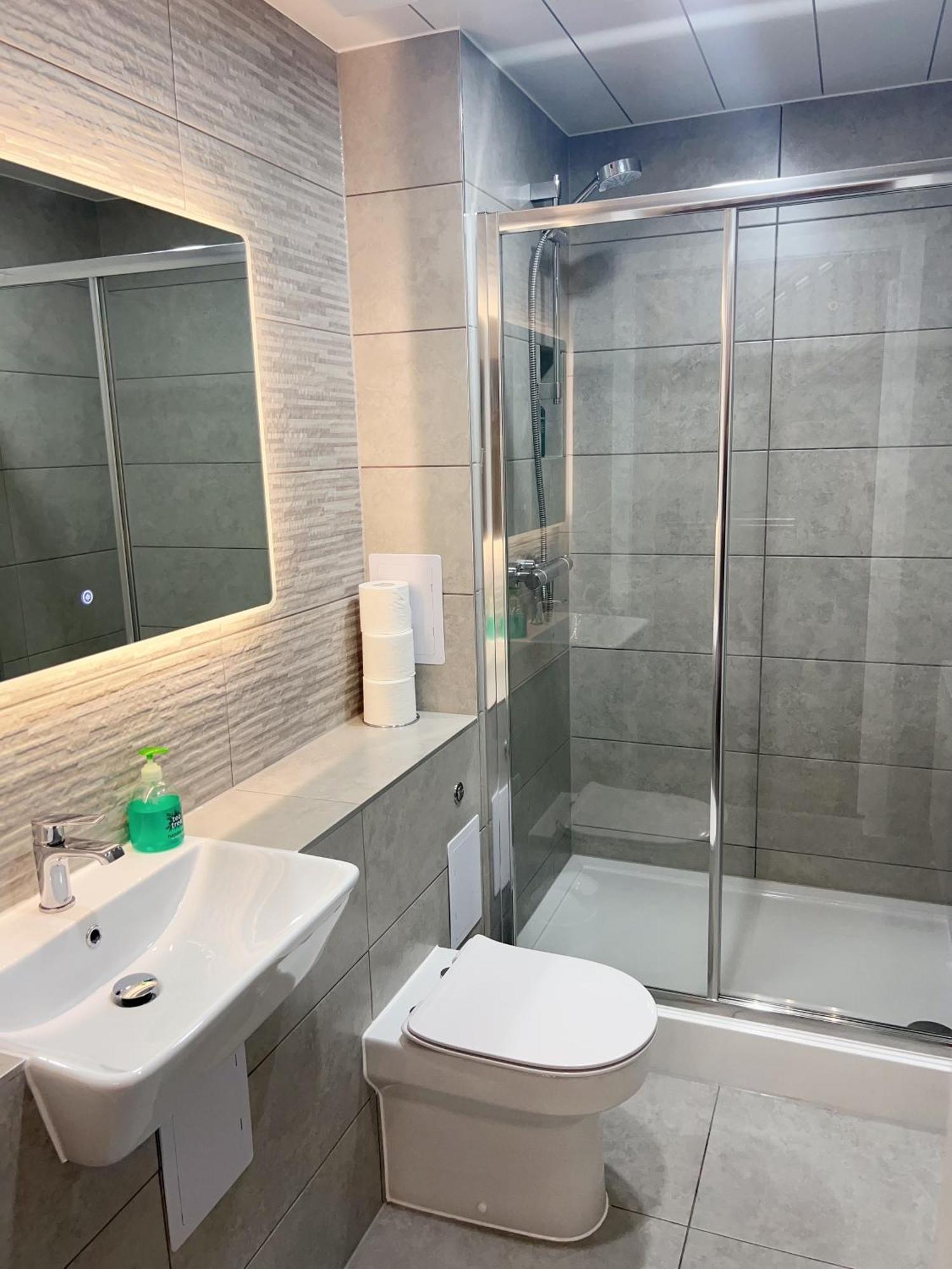 King Room Bathtub Mobility Access or Hearing Accessible
