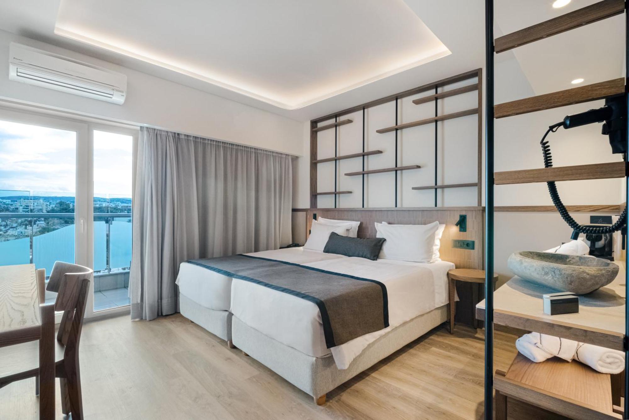 Dreibettzimmer mit Straßenblick
