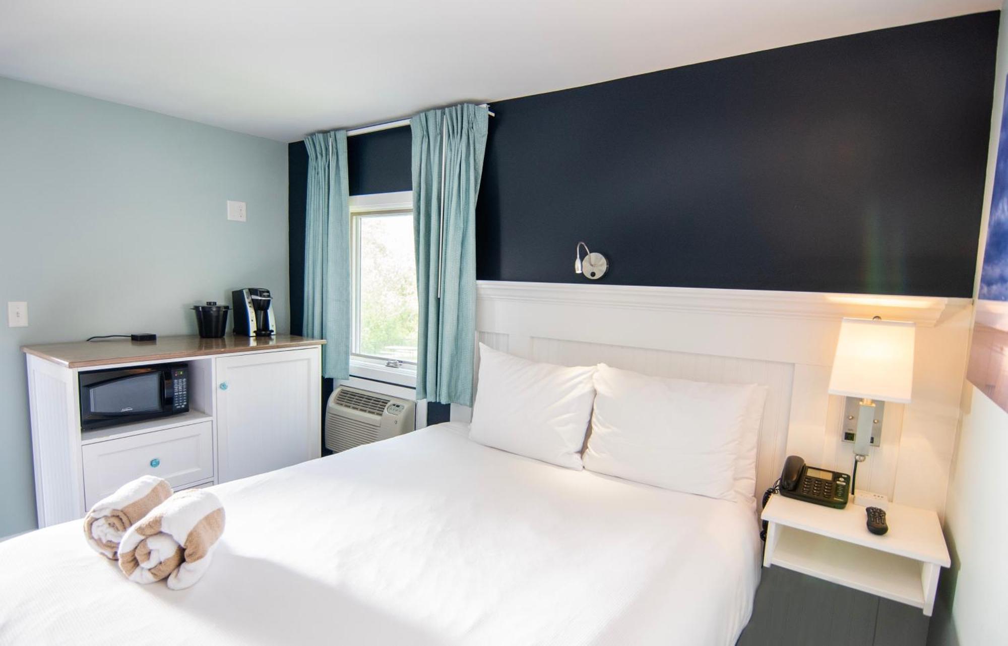 Compact Queen Room