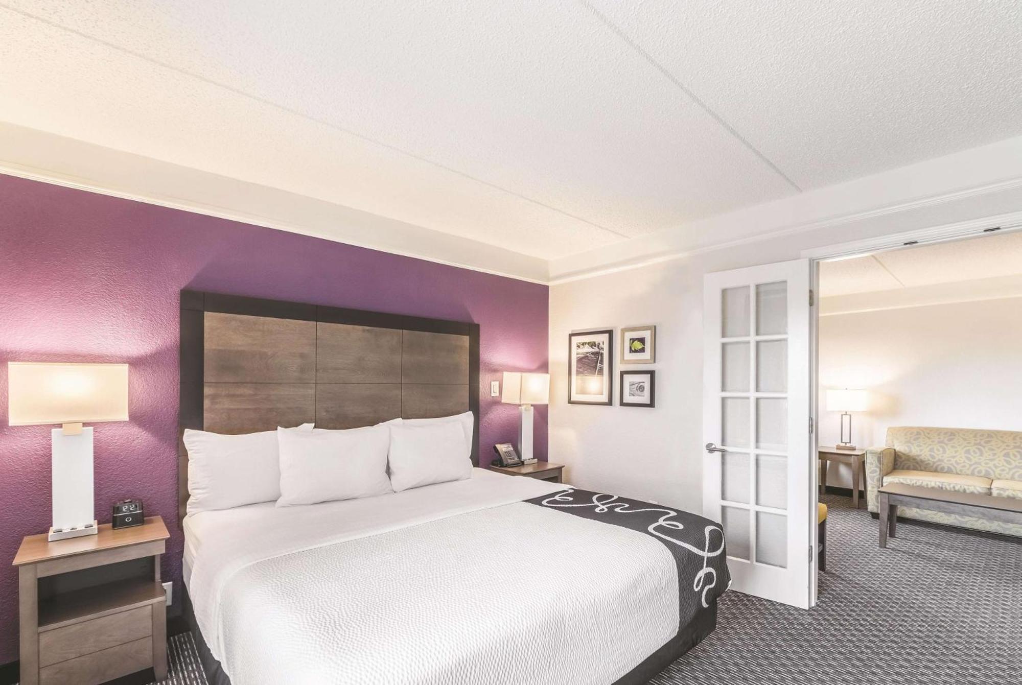 Deluxe King Room - Non-Smoking,1665413891:JPEG