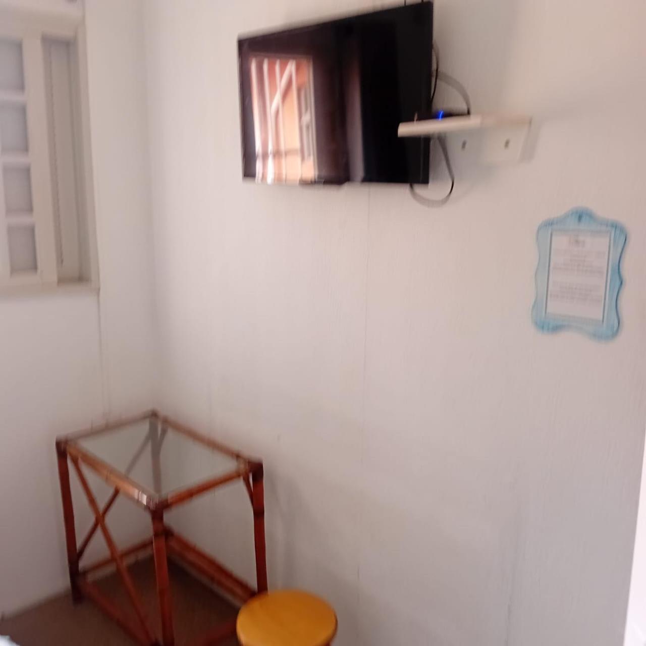 Quarto com 2 Camas de Solteiro e Banheiro