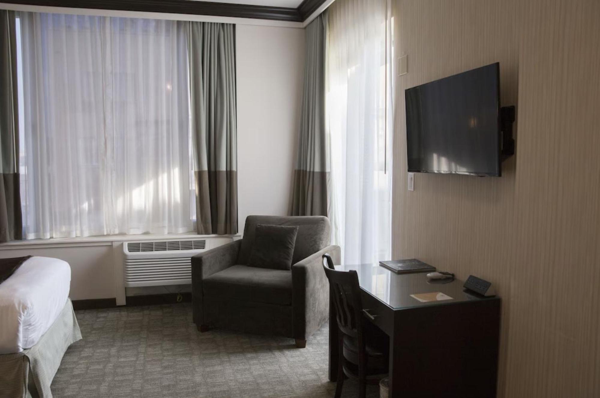 Corner Room Two Twin Beds Non-Smoking