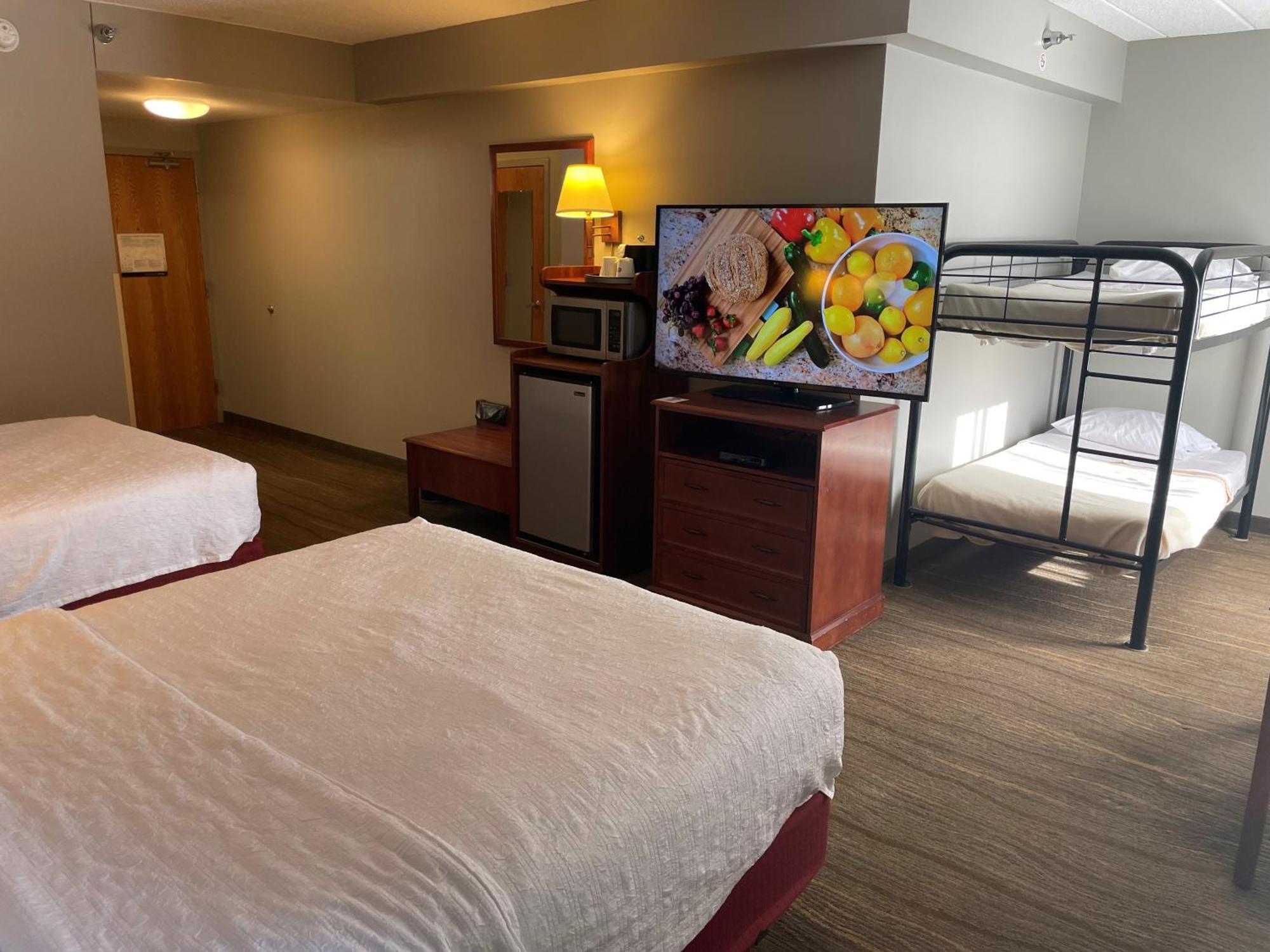 Queen Room Two Queen Beds One Twin Bunk Bed Non-Smoking